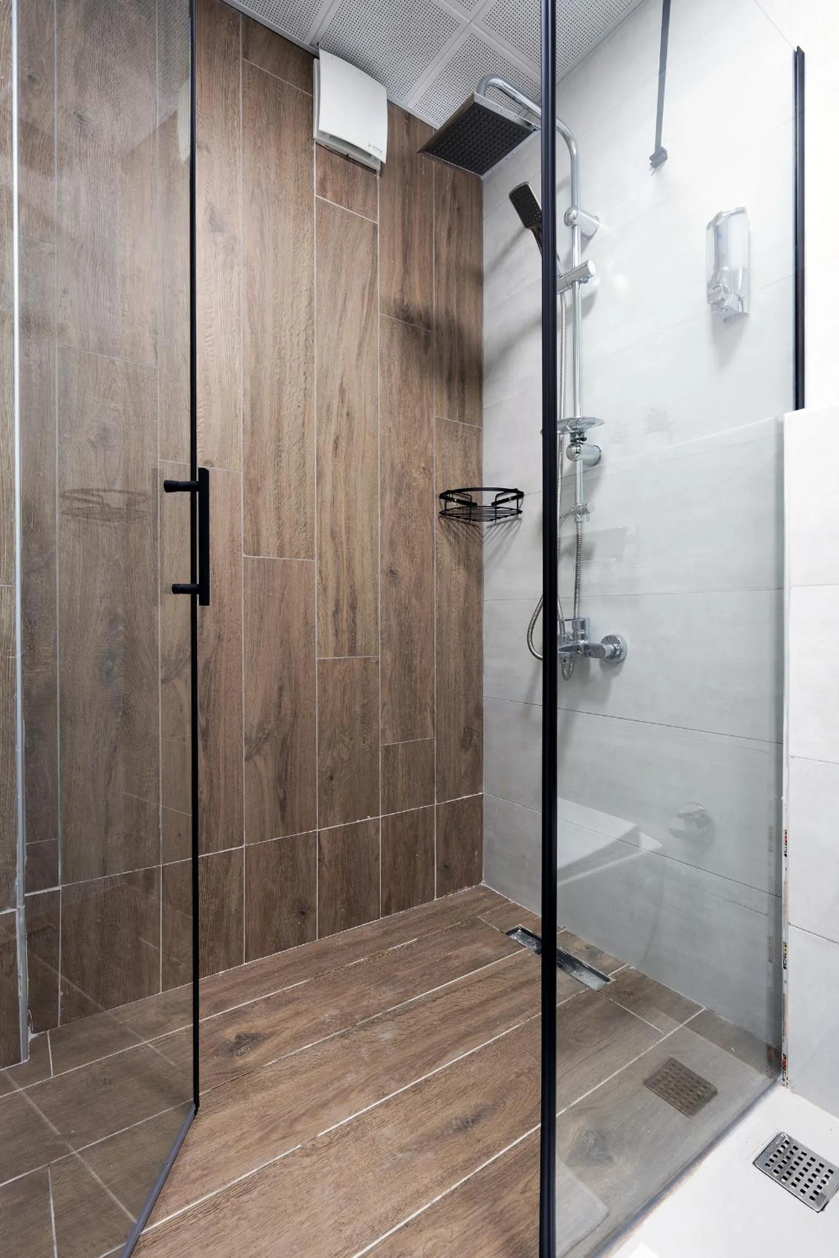 Bathroom in Doqu Suites Hotel