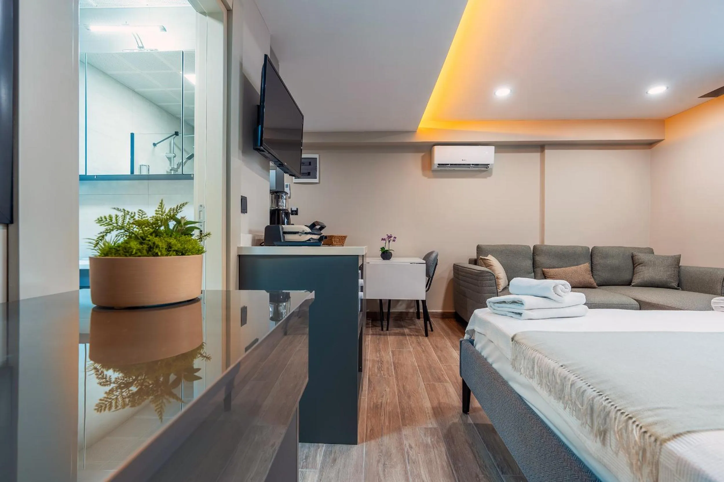 Photo of the whole room, Bed in Doqu Suites Hotel