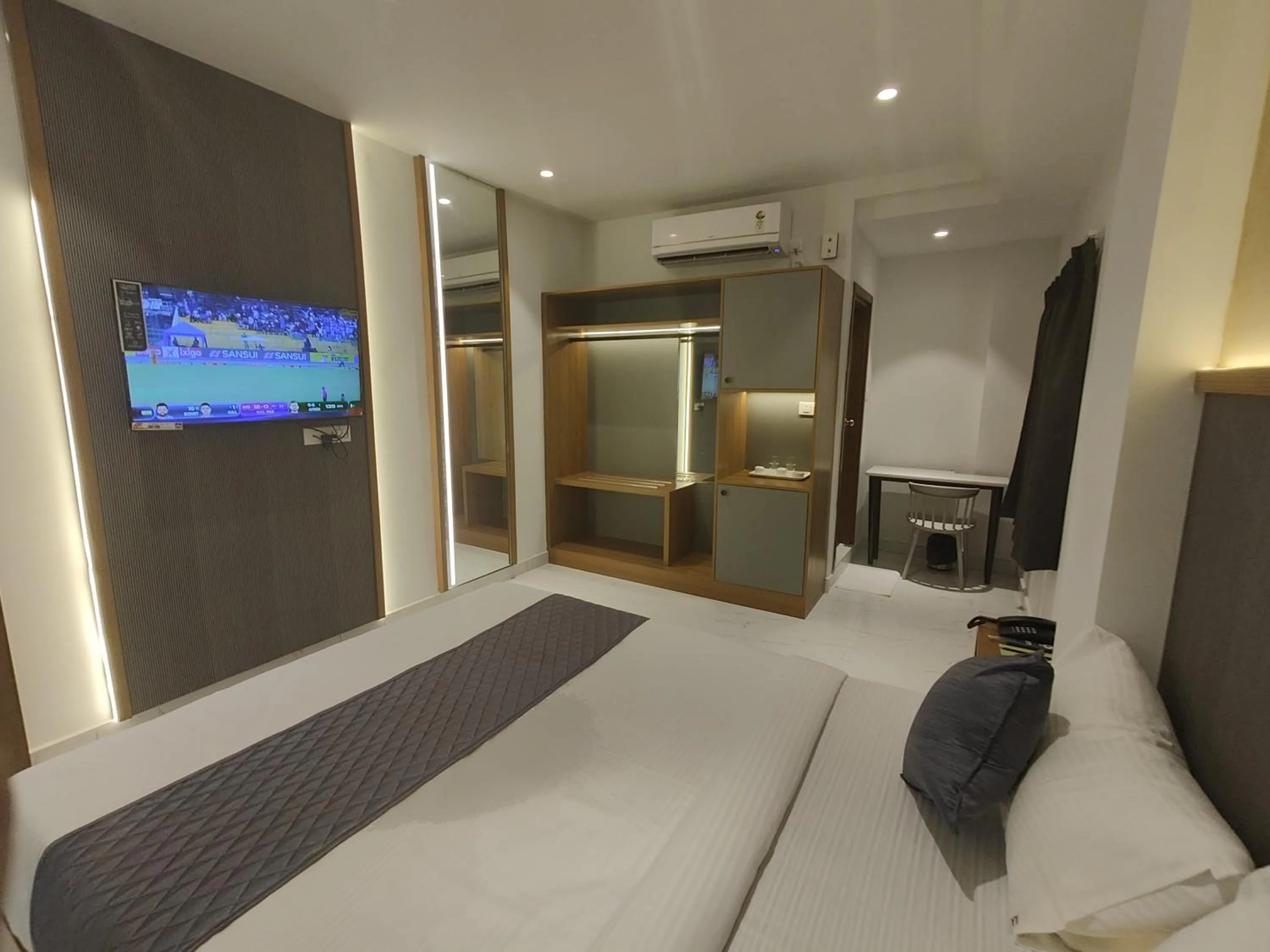 TV and multimedia, Bed in Hotel La Premier