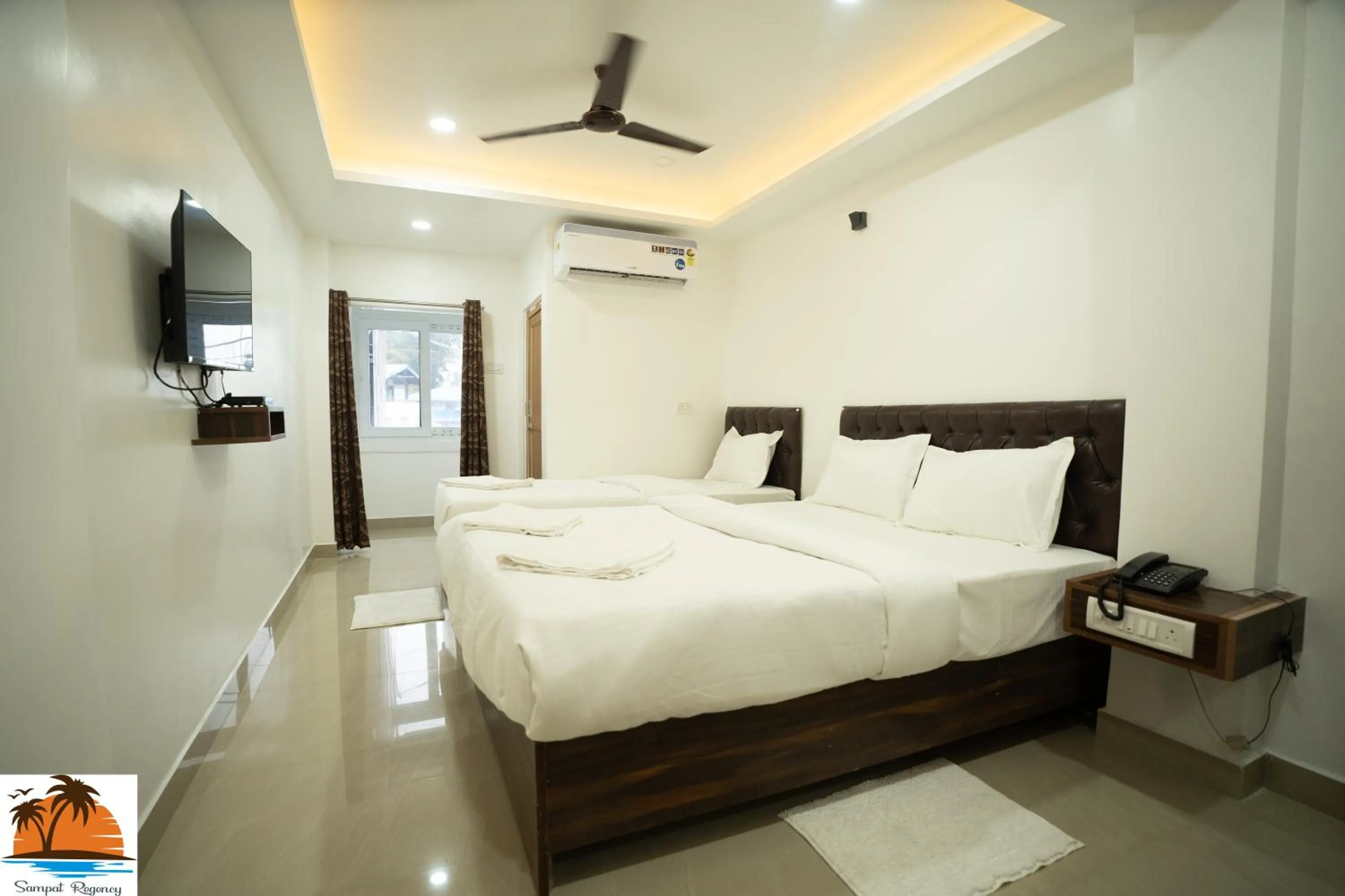 Communal lounge/ TV room, Bed in Sampat Regency