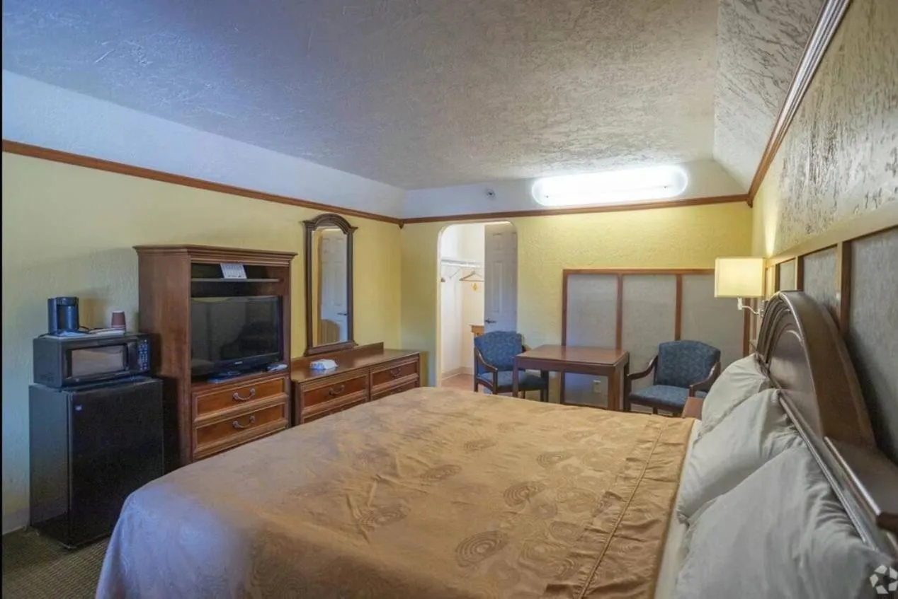 Bed in Bo Hotel Canadian Courts