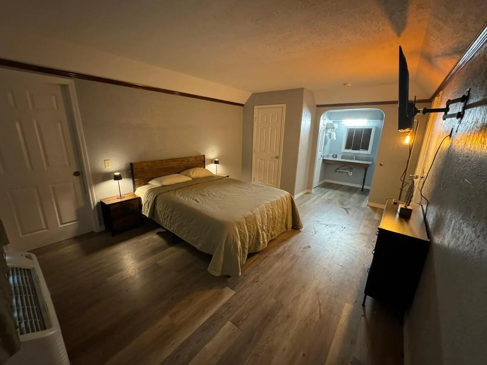 Bed in Bo Hotel Canadian Courts