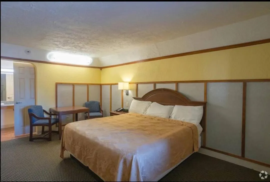 Bed in Bo Hotel Canadian Courts