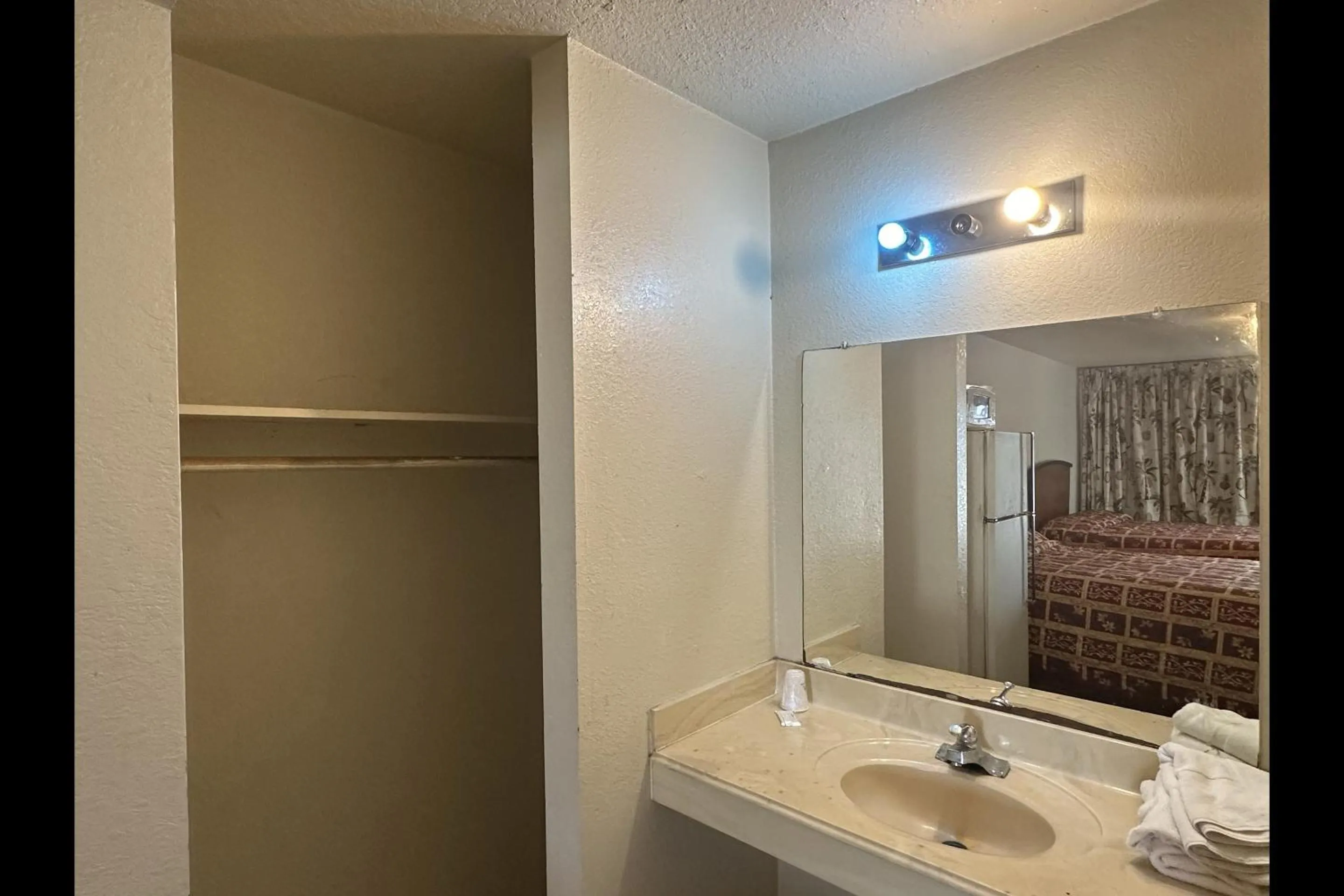 Bathroom in Travel Inn By OYO La Marque Texas City I-45