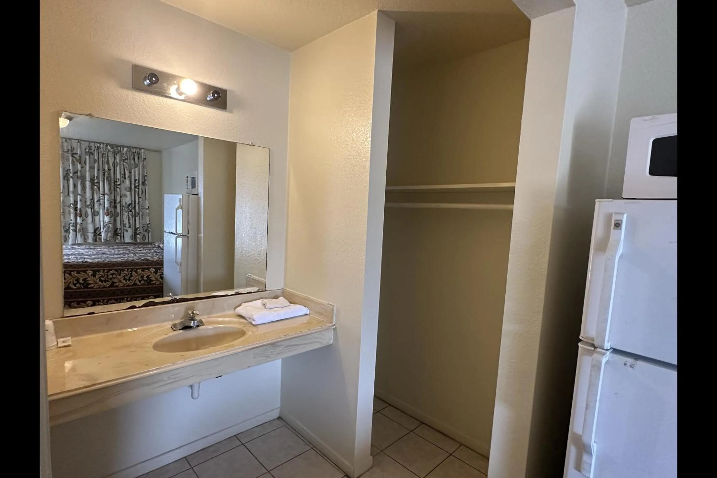 Bathroom in Travel Inn By OYO La Marque Texas City I-45