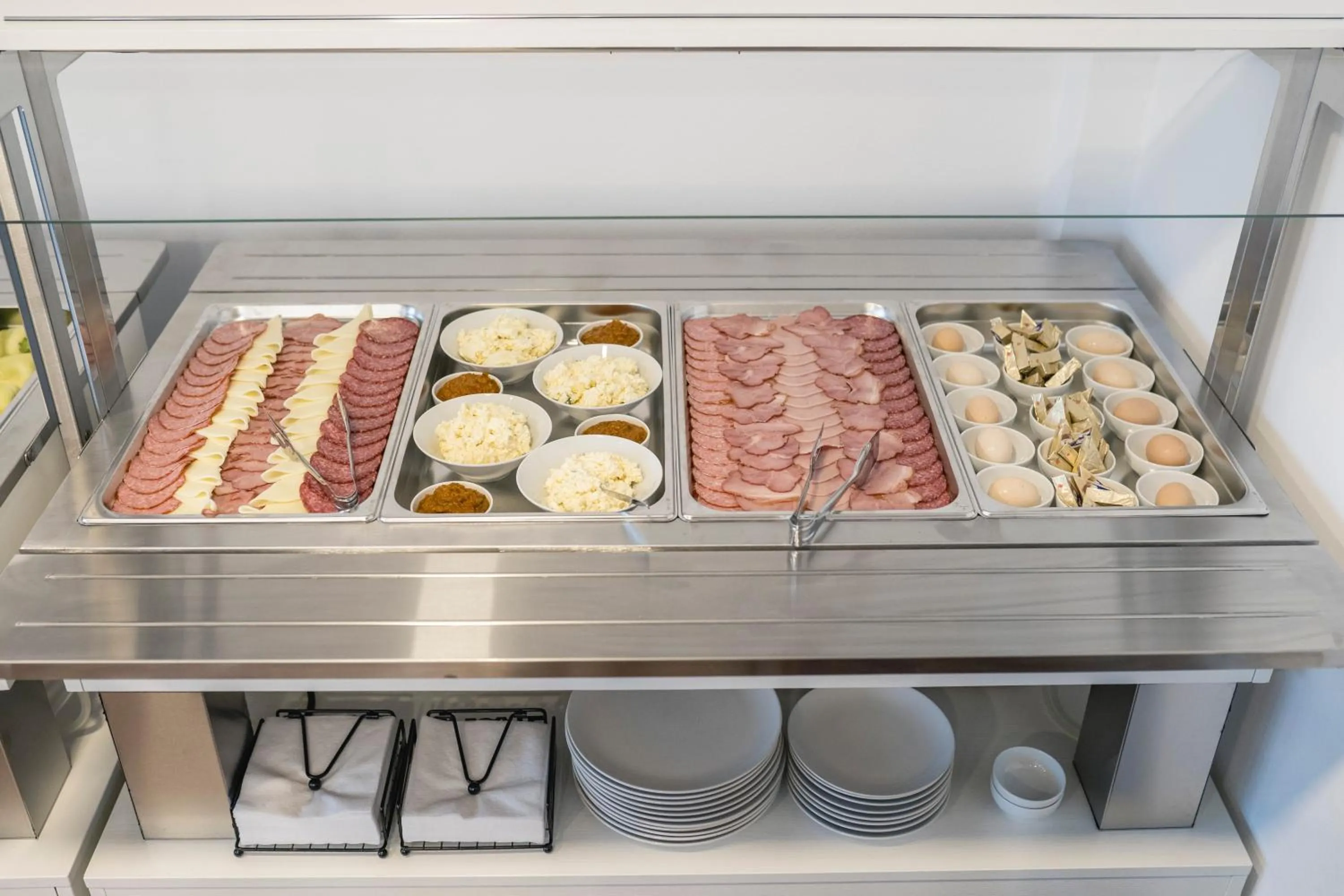 Buffet breakfast in Hotel Comat Deva