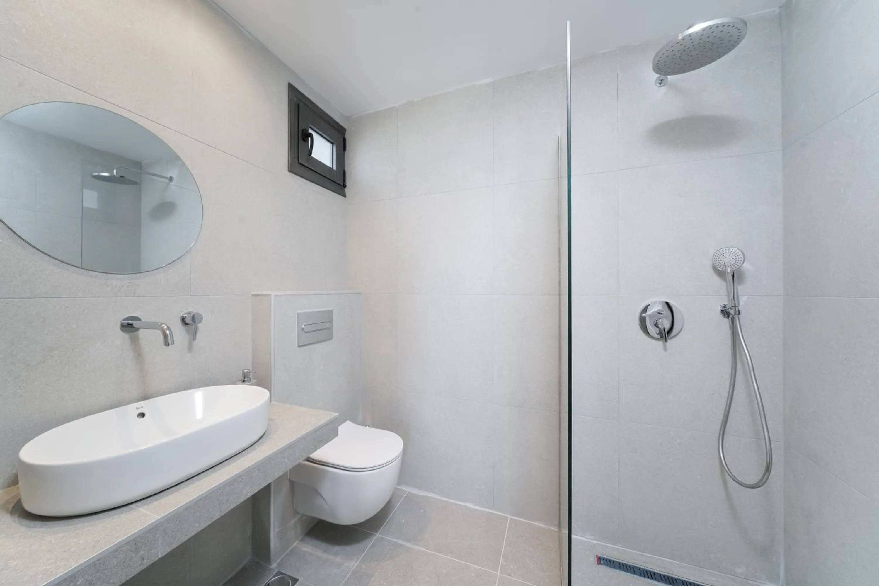 Bathroom in Emerial Deluxe Seaside Rooms