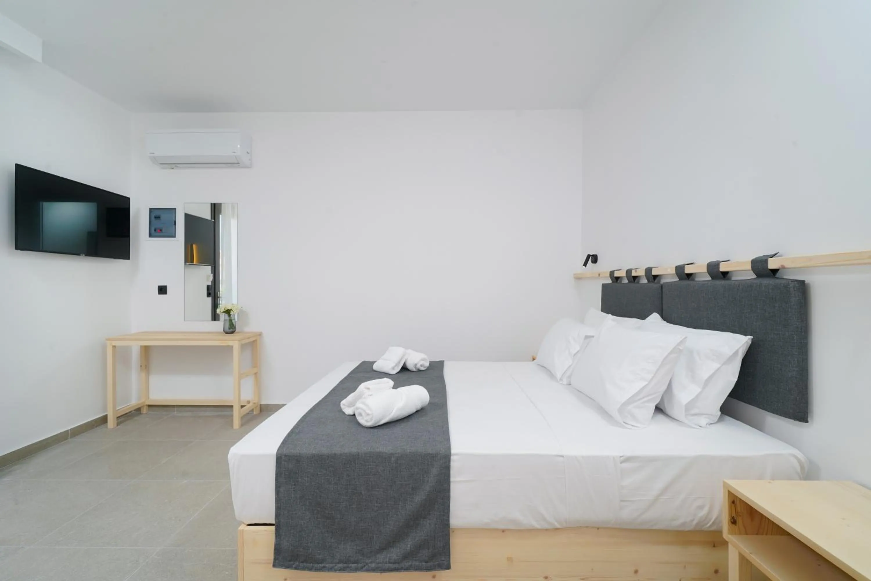 TV and multimedia, Bed in Emerial Deluxe Seaside Rooms