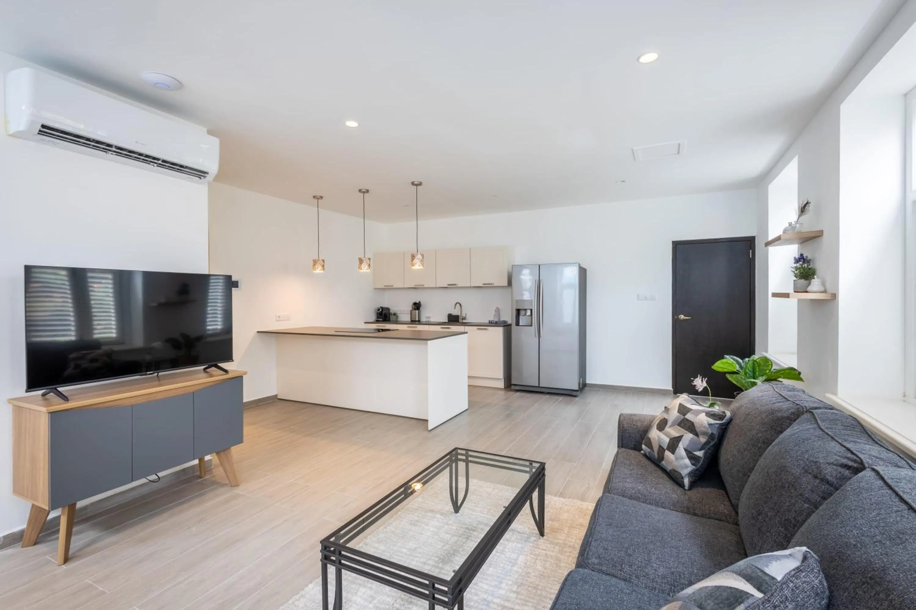 Communal lounge/ TV room in Willemstad Historic City Suites