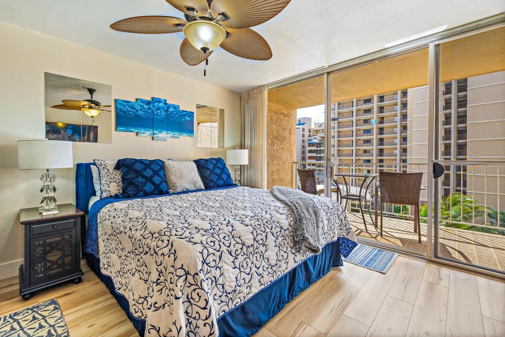 Balcony/Terrace, Bed in Vincson Island Paradise at Royal Kahana