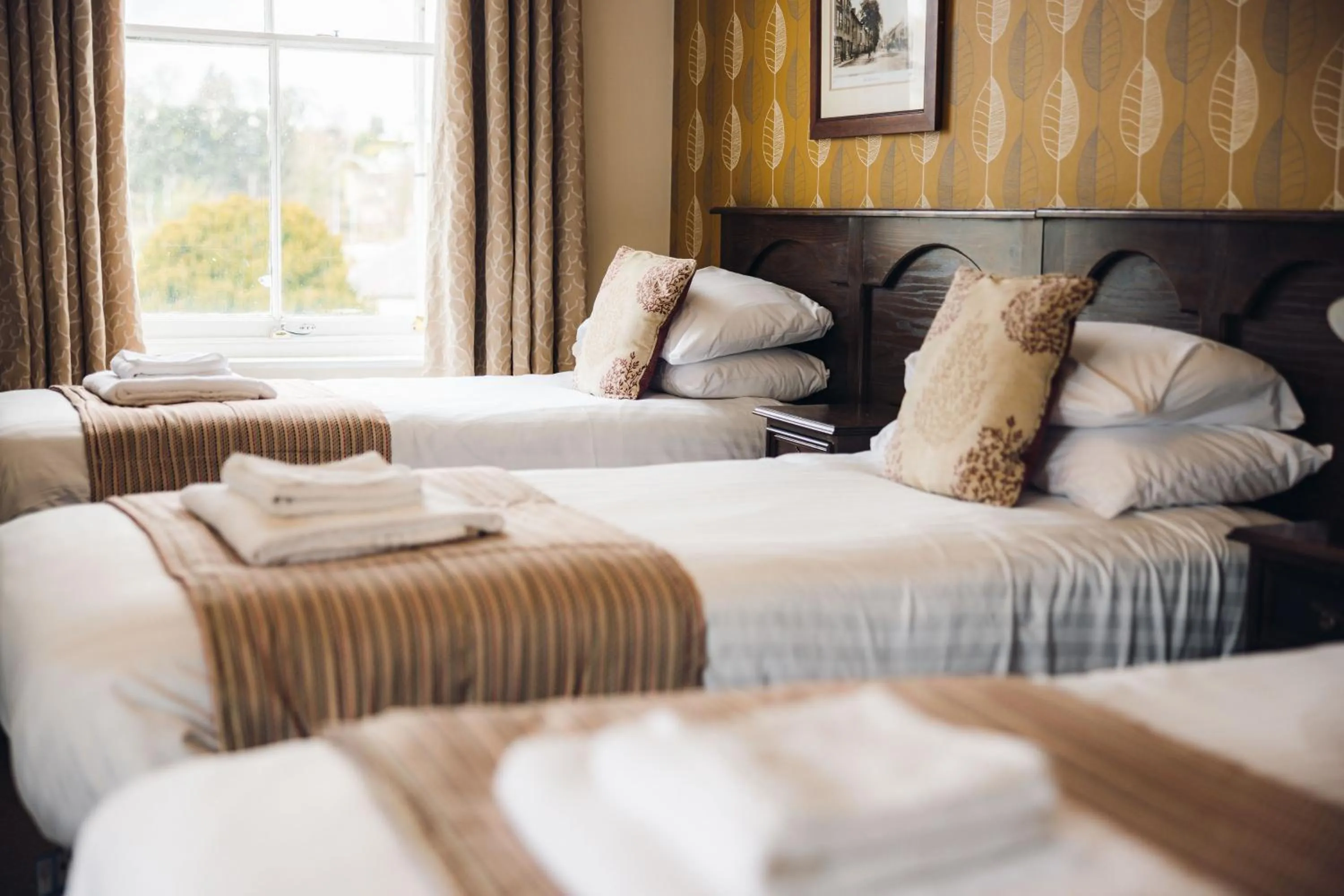 Bedroom, Bed in White Lion Royal Hotel