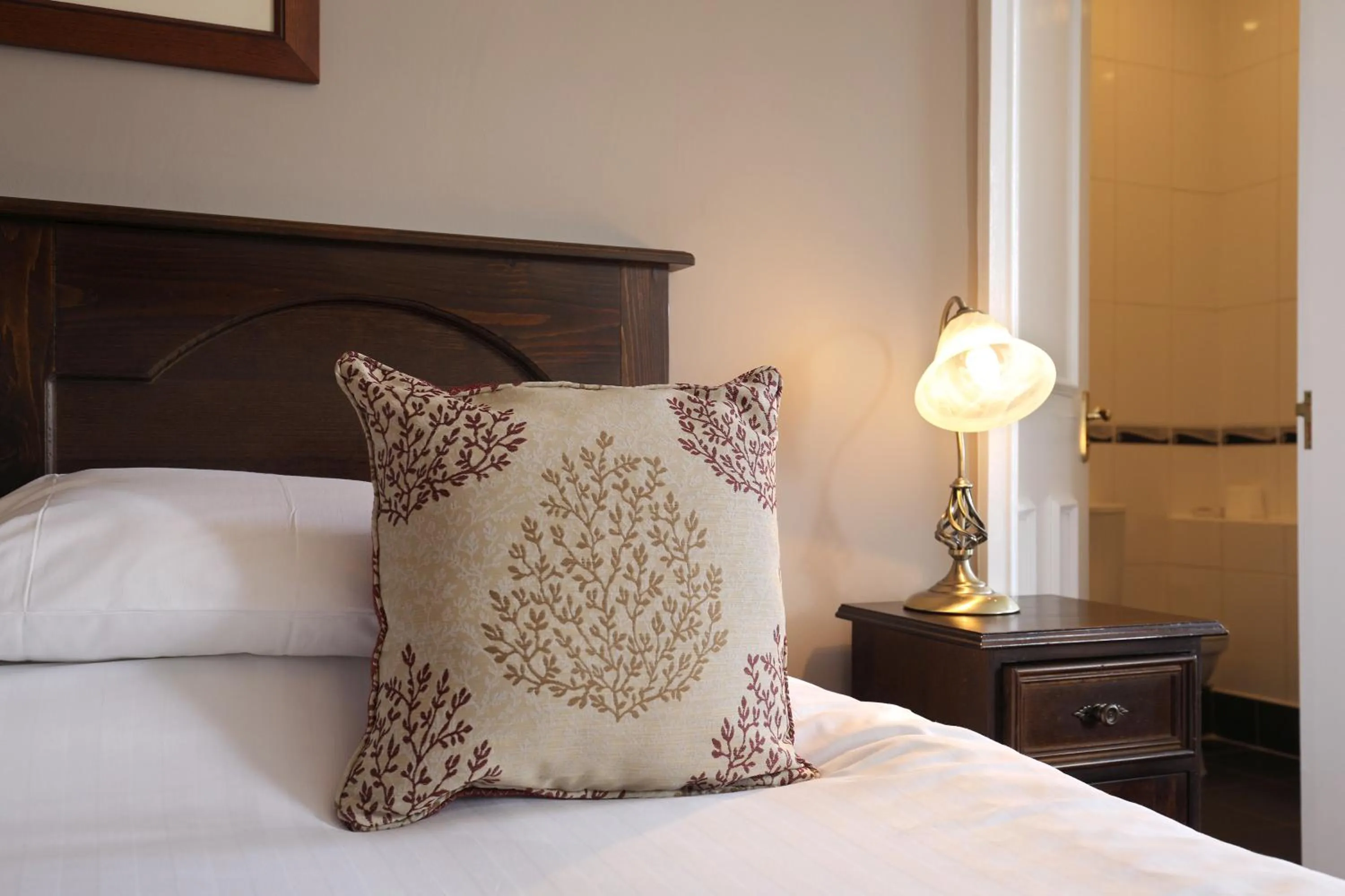 Bedroom, Bed in White Lion Royal Hotel