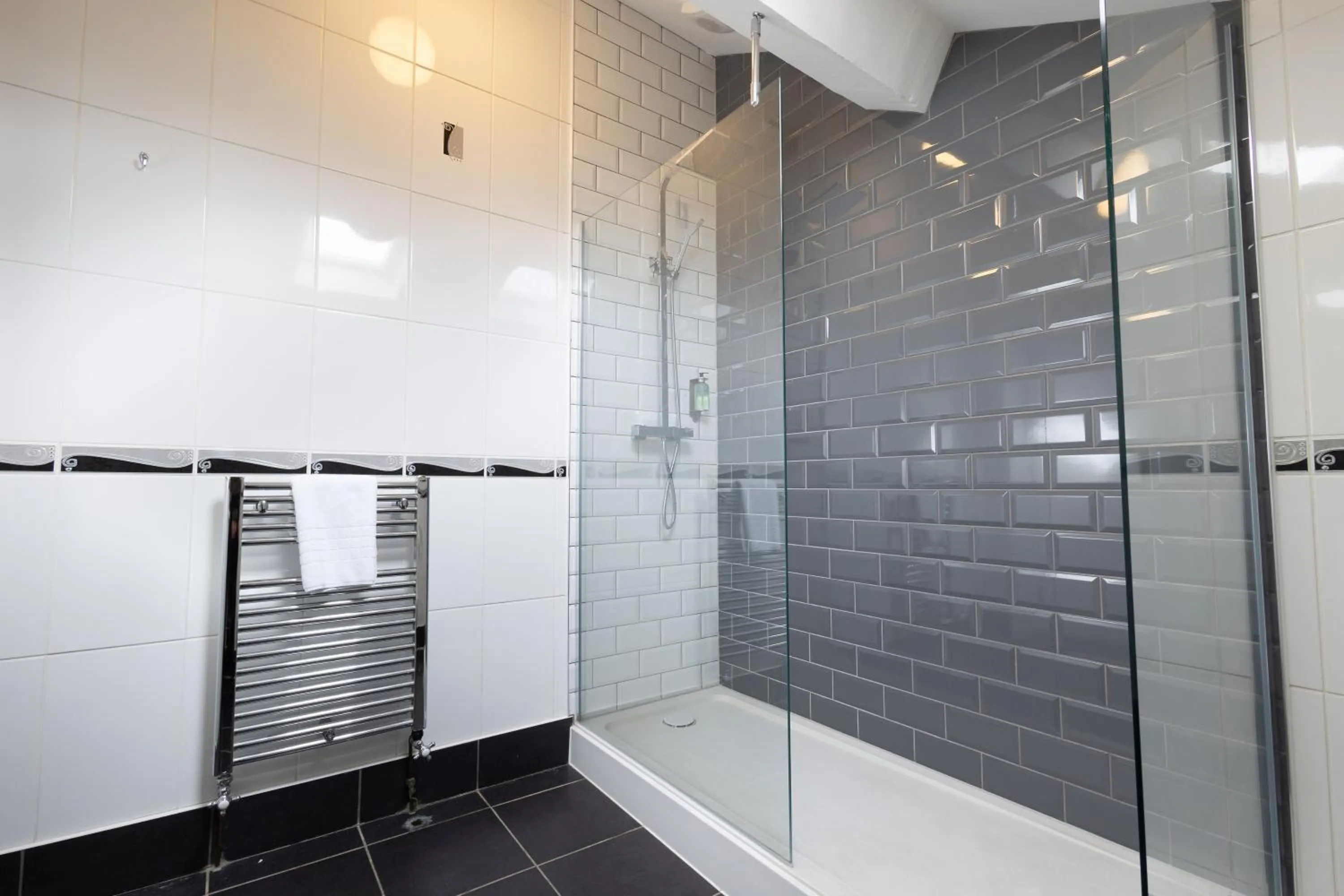 Toilet in White Lion Royal Hotel