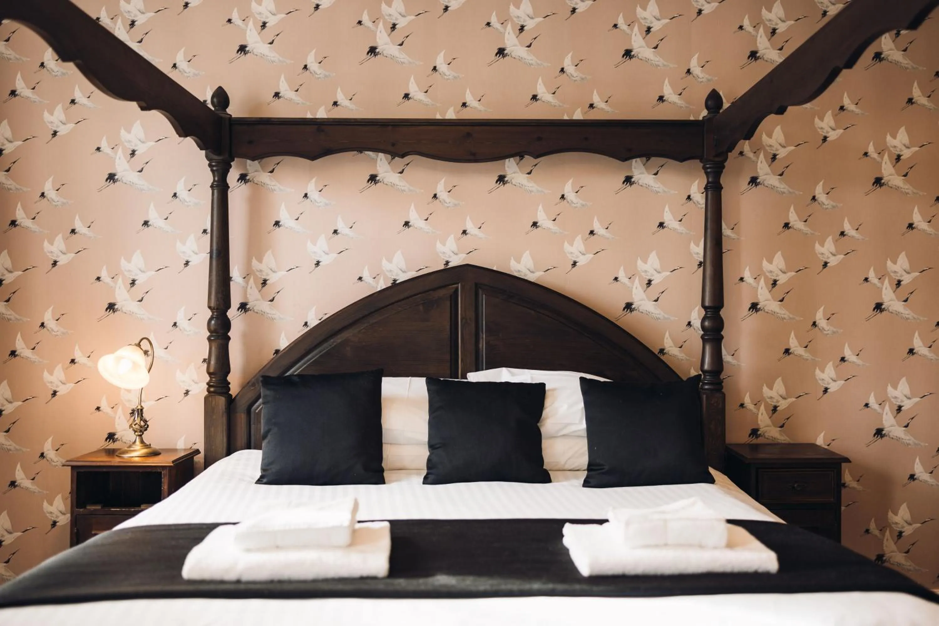 Bedroom, Bed in White Lion Royal Hotel