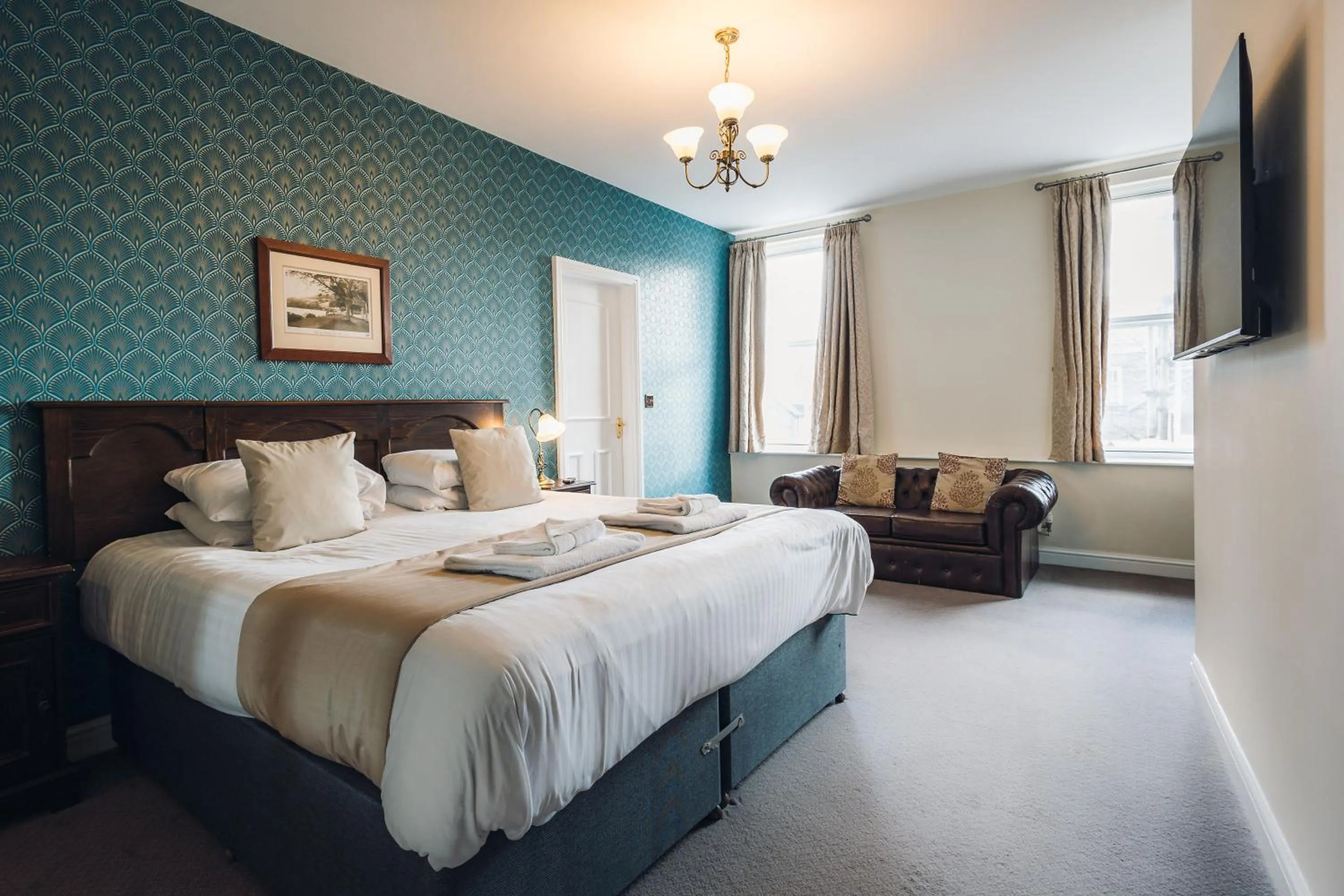 Bedroom, Bed in White Lion Royal Hotel