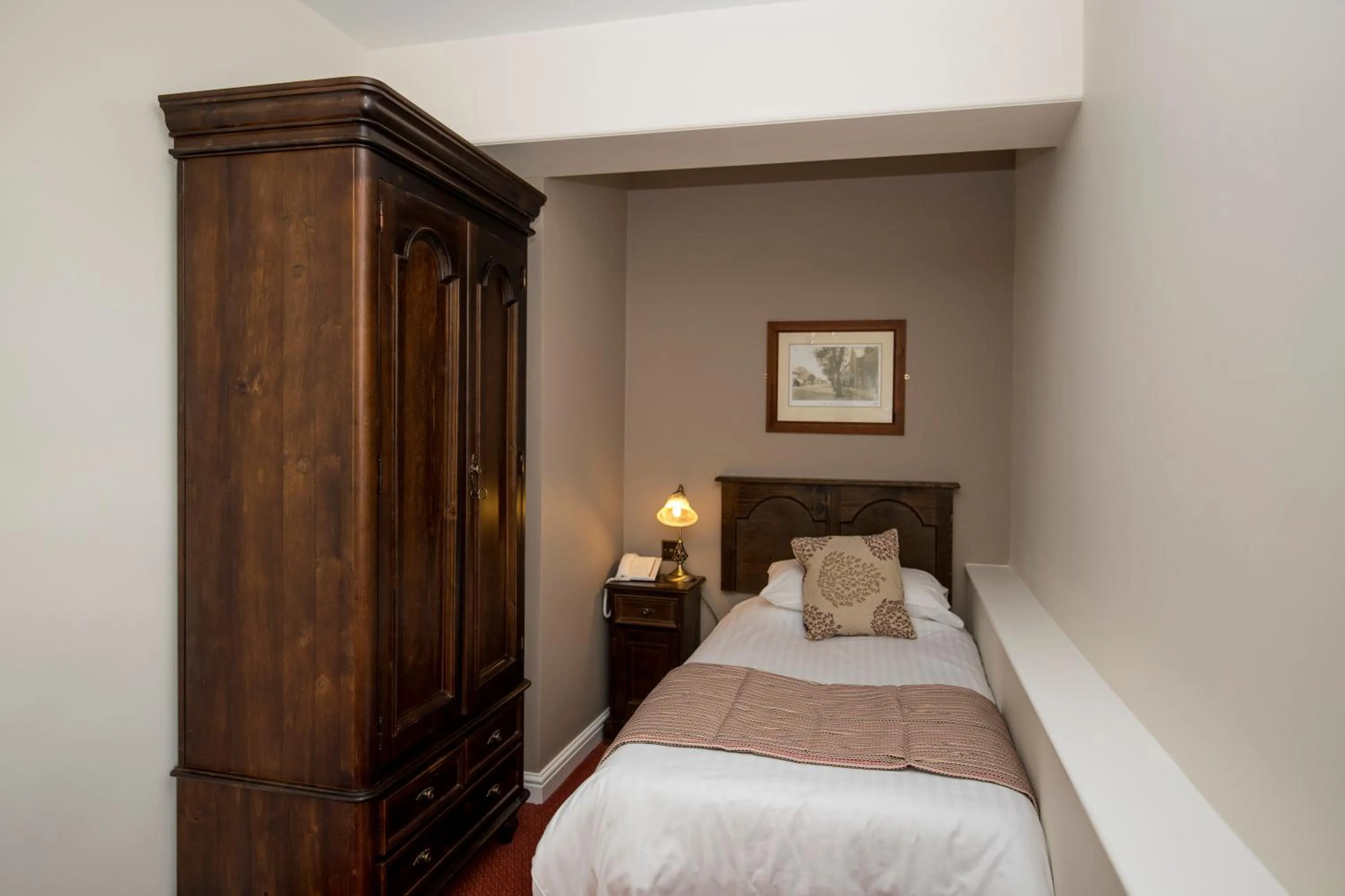 Bedroom, Bed in White Lion Royal Hotel