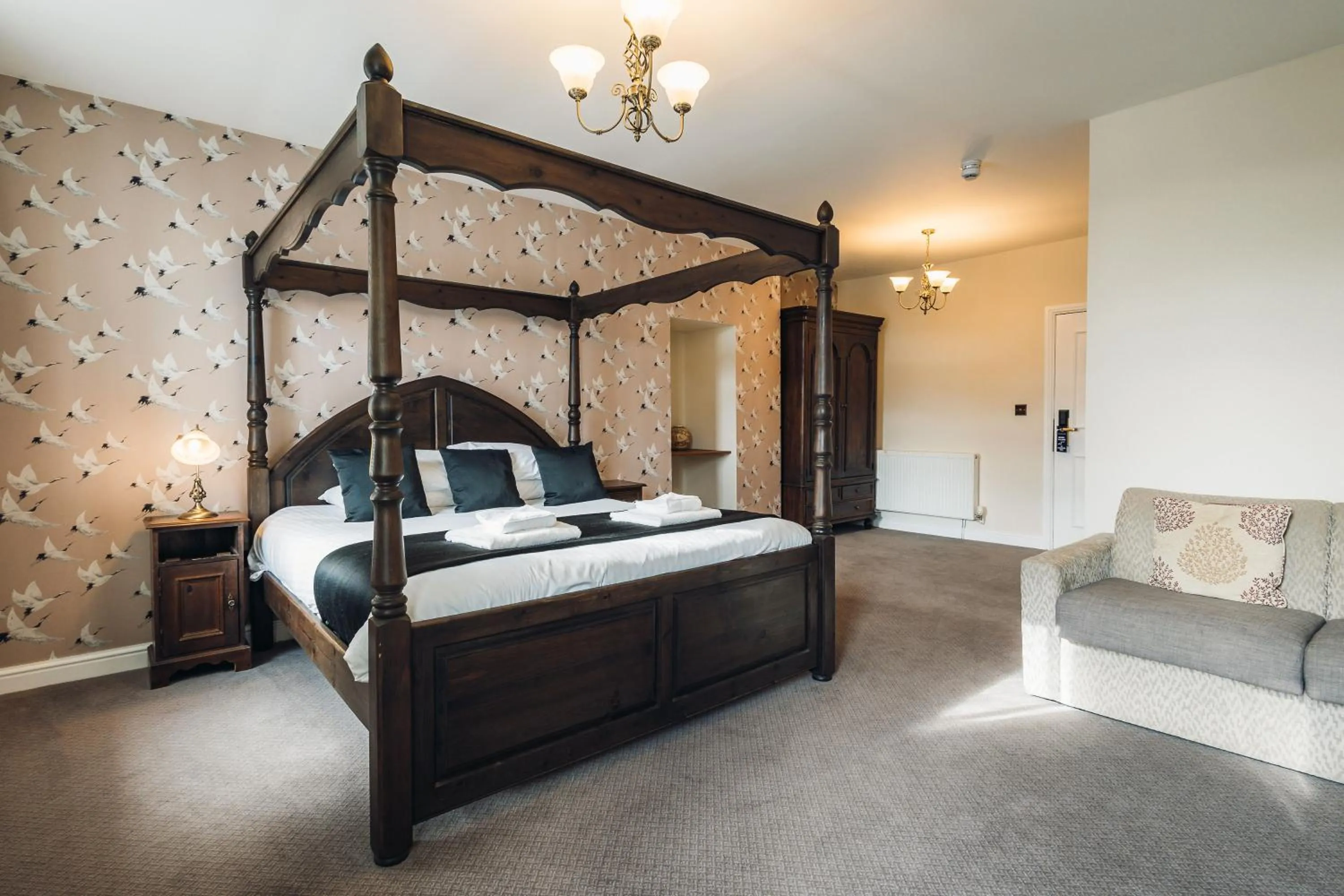 Bedroom, Bed in White Lion Royal Hotel