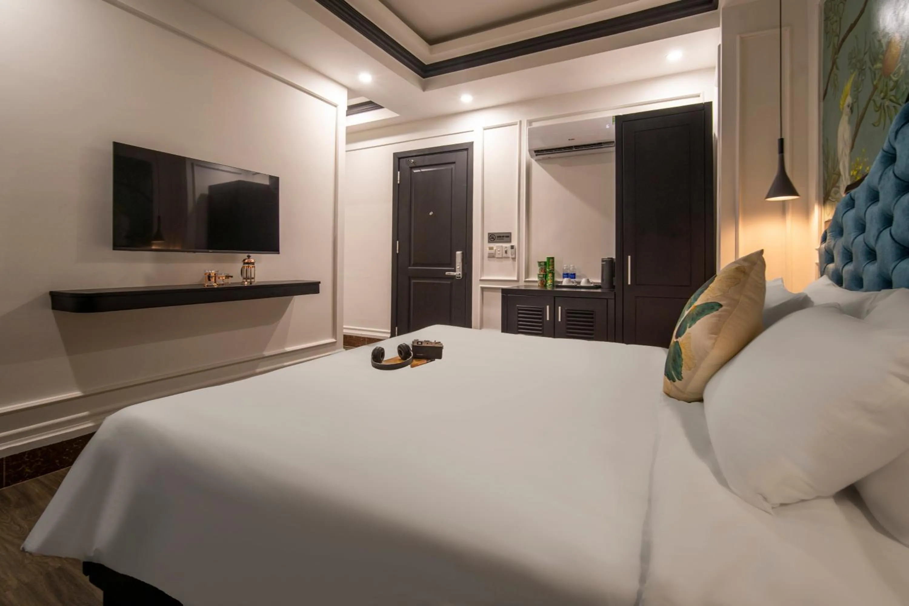 Communal lounge/ TV room, Bed in Elites Hotel