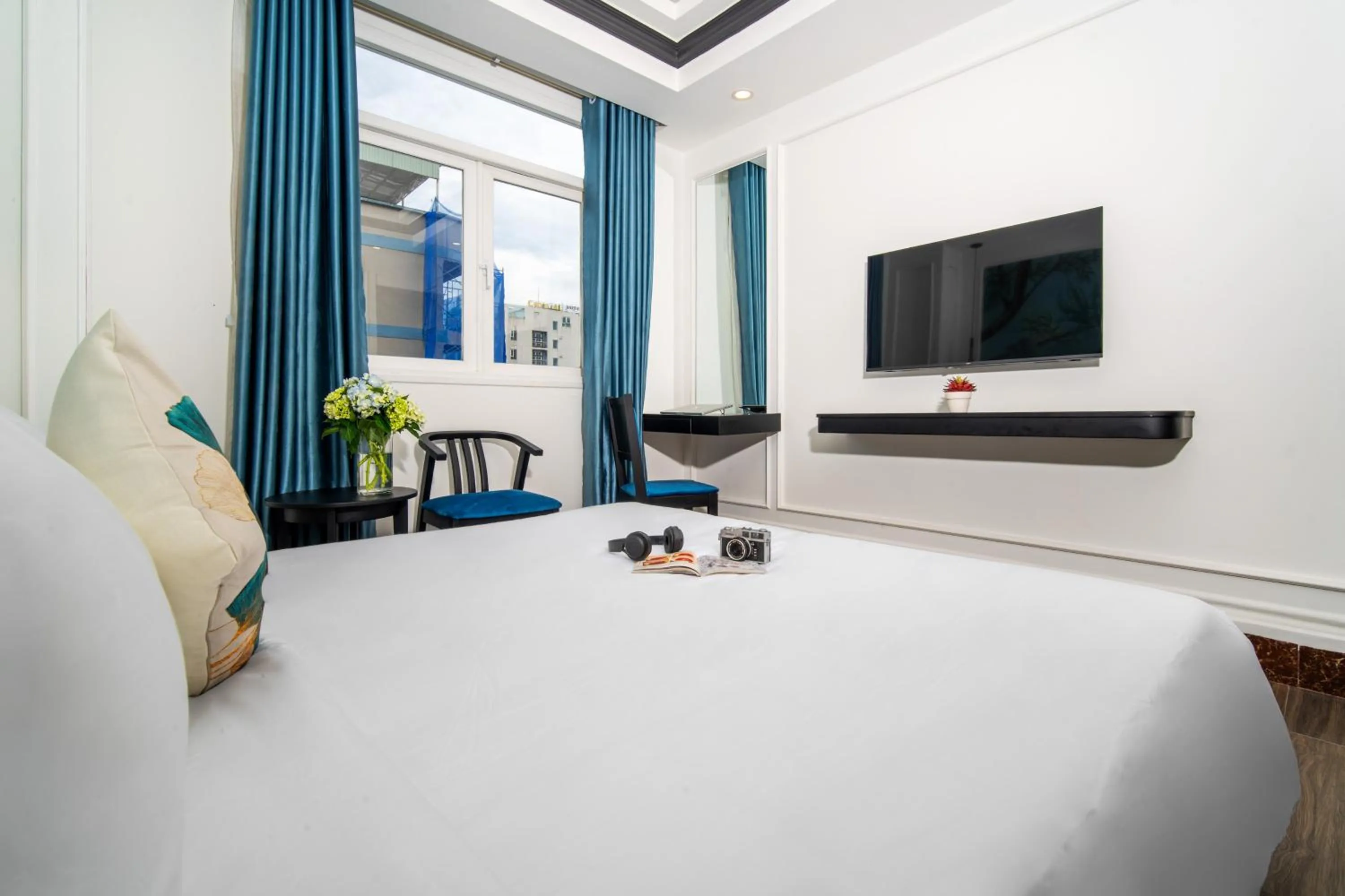 Communal lounge/ TV room, Bed in Elites Hotel