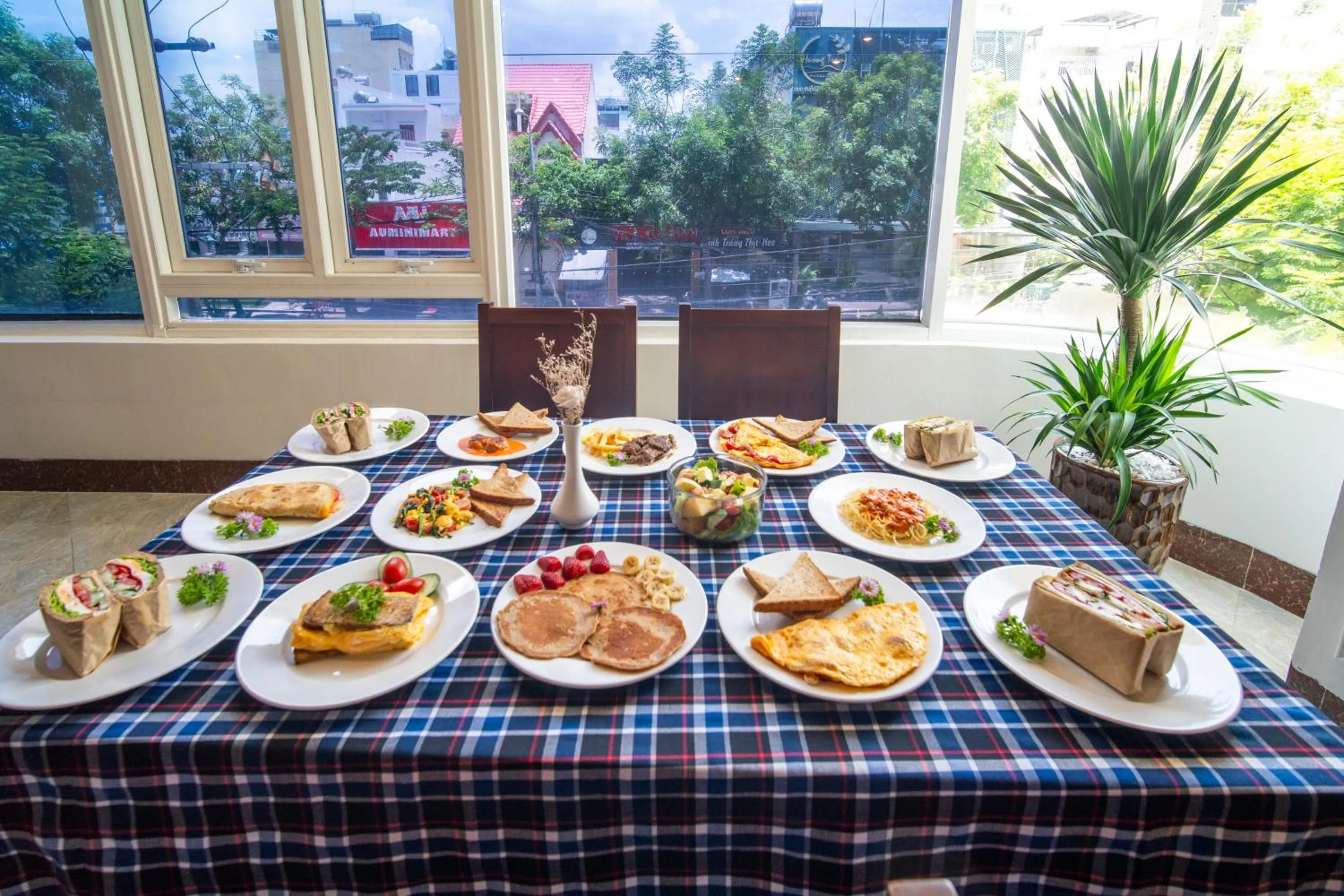 Restaurant/places to eat in Elites Hotel