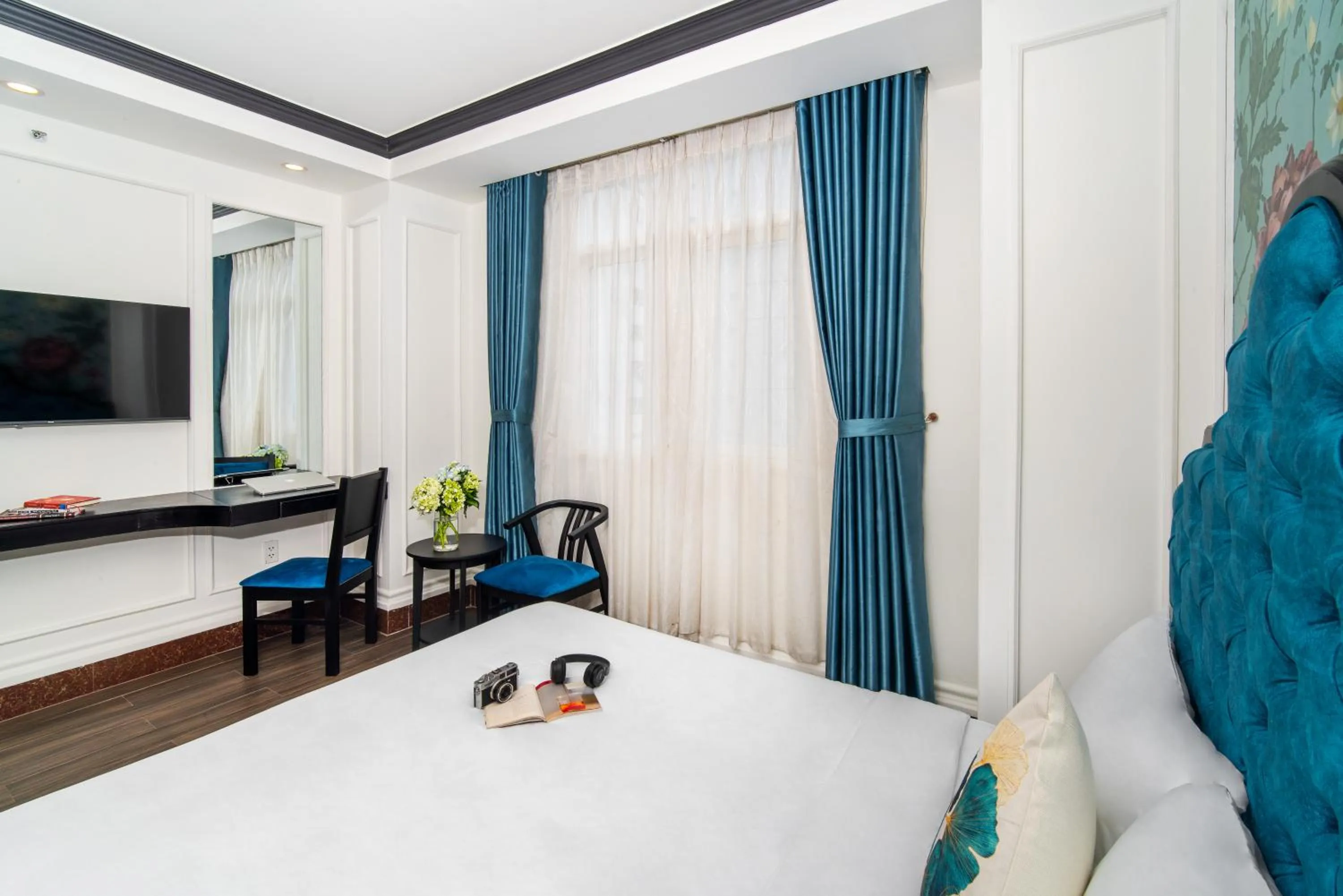 Communal lounge/ TV room, Bed in Elites Hotel