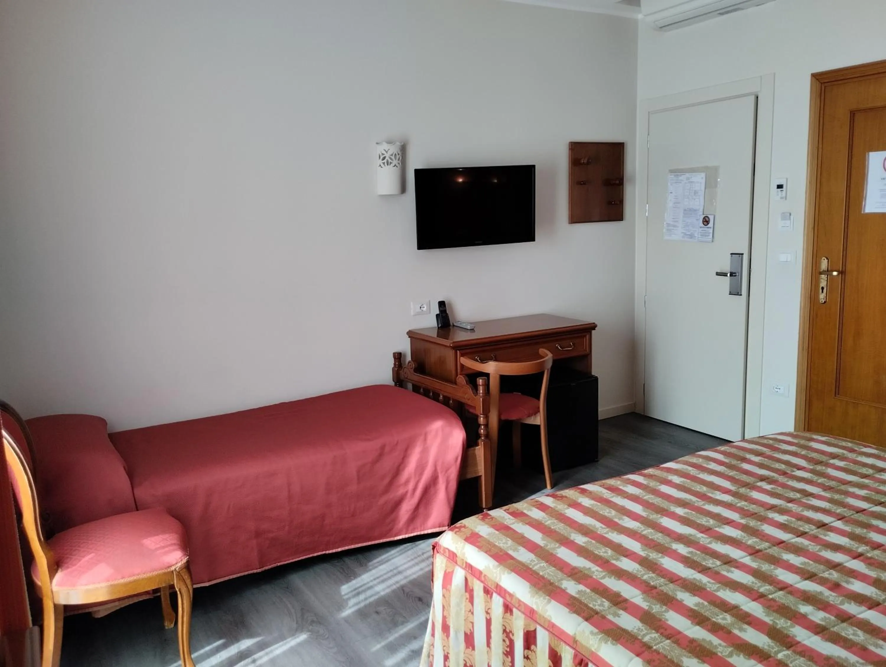 Photo of the whole room in Hotel Tiffany