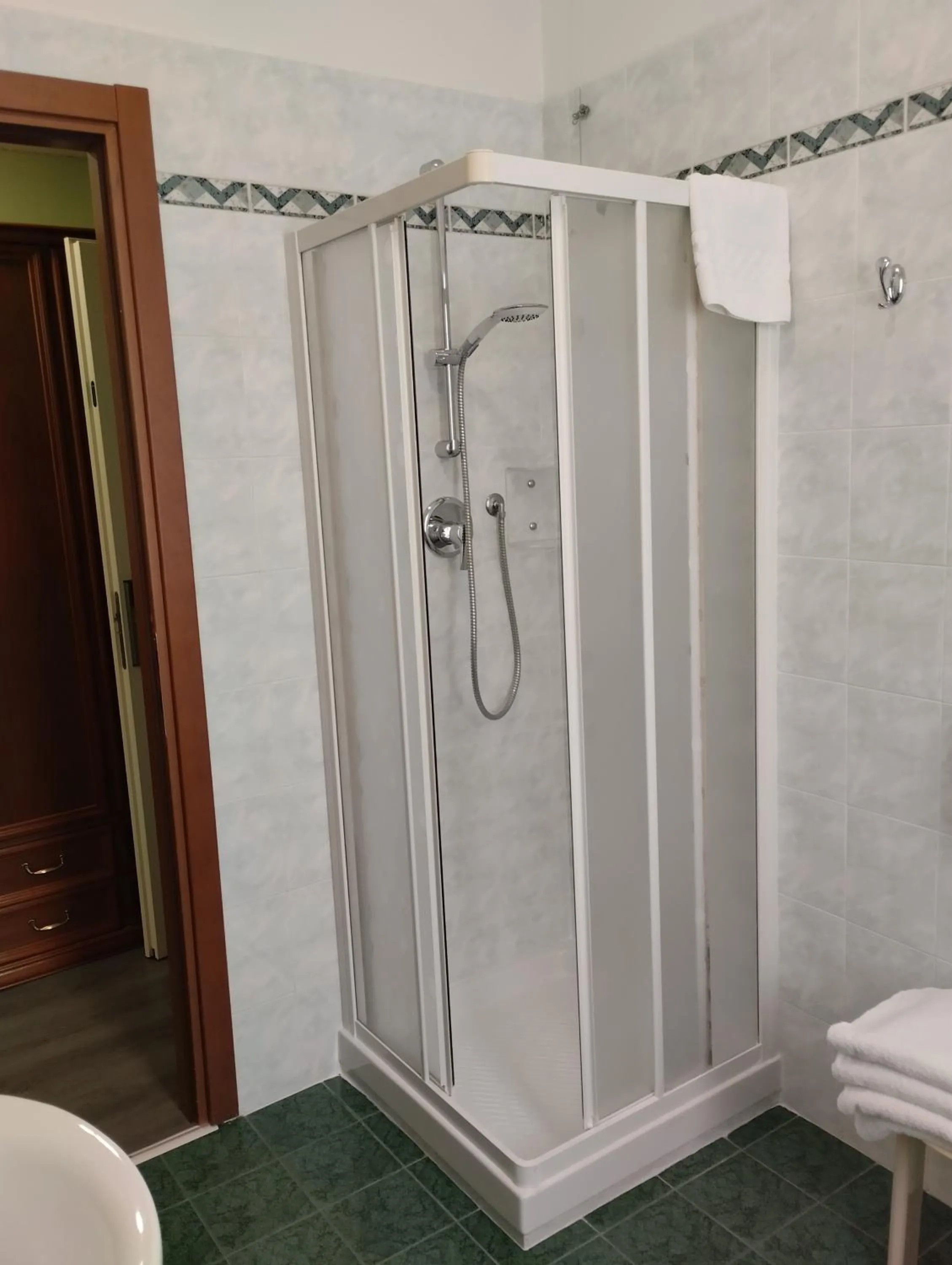 Shower in Hotel Tiffany