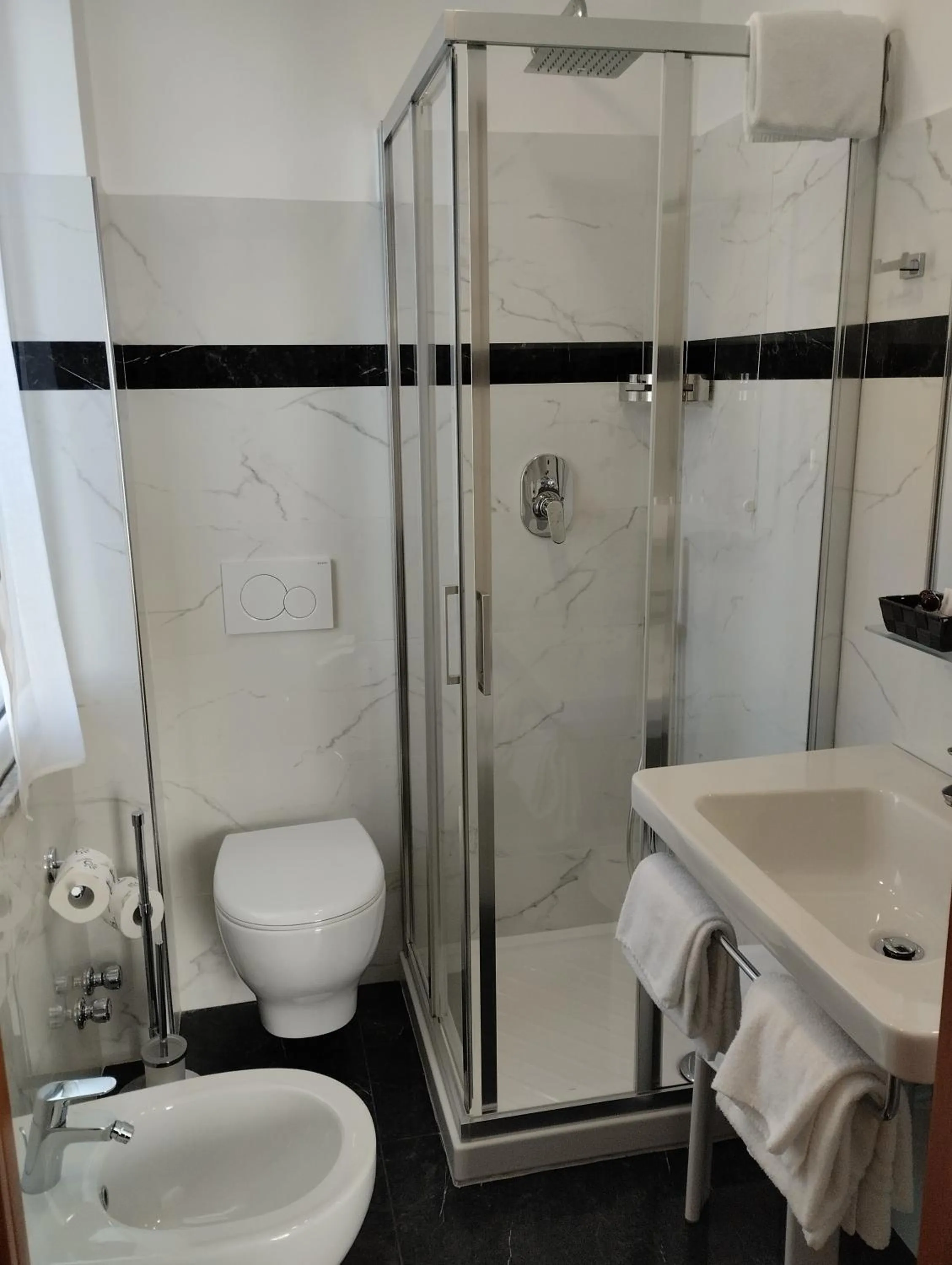 Shower in Hotel Tiffany