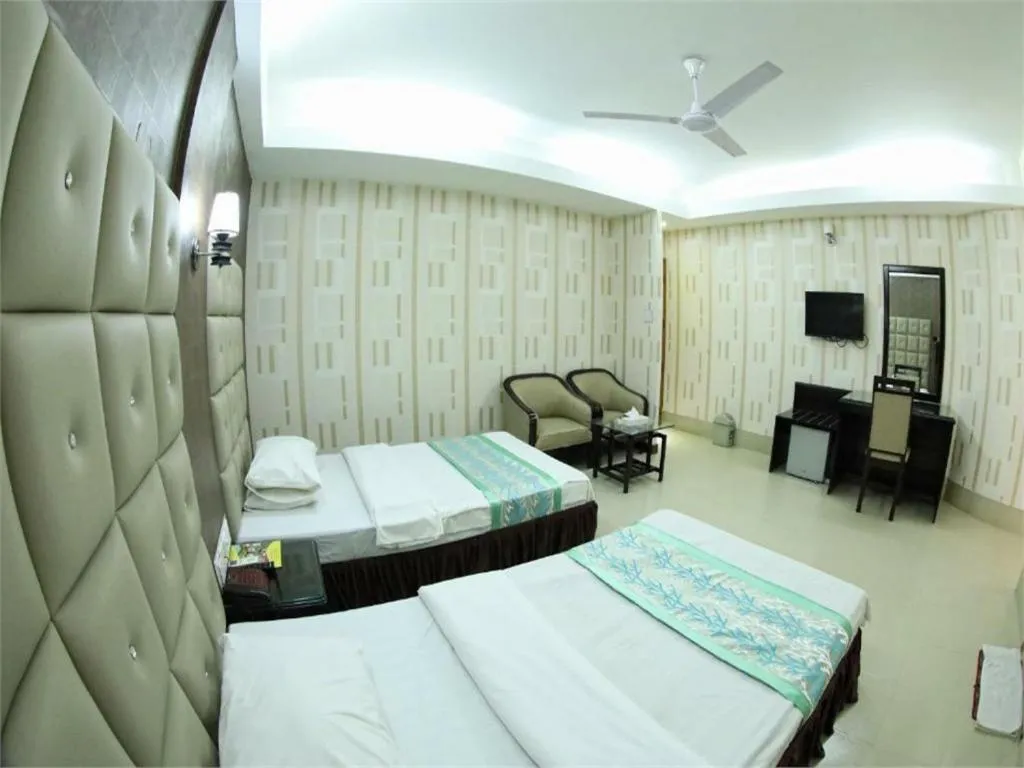 Deluxe Twin Room in Britannia Hotel