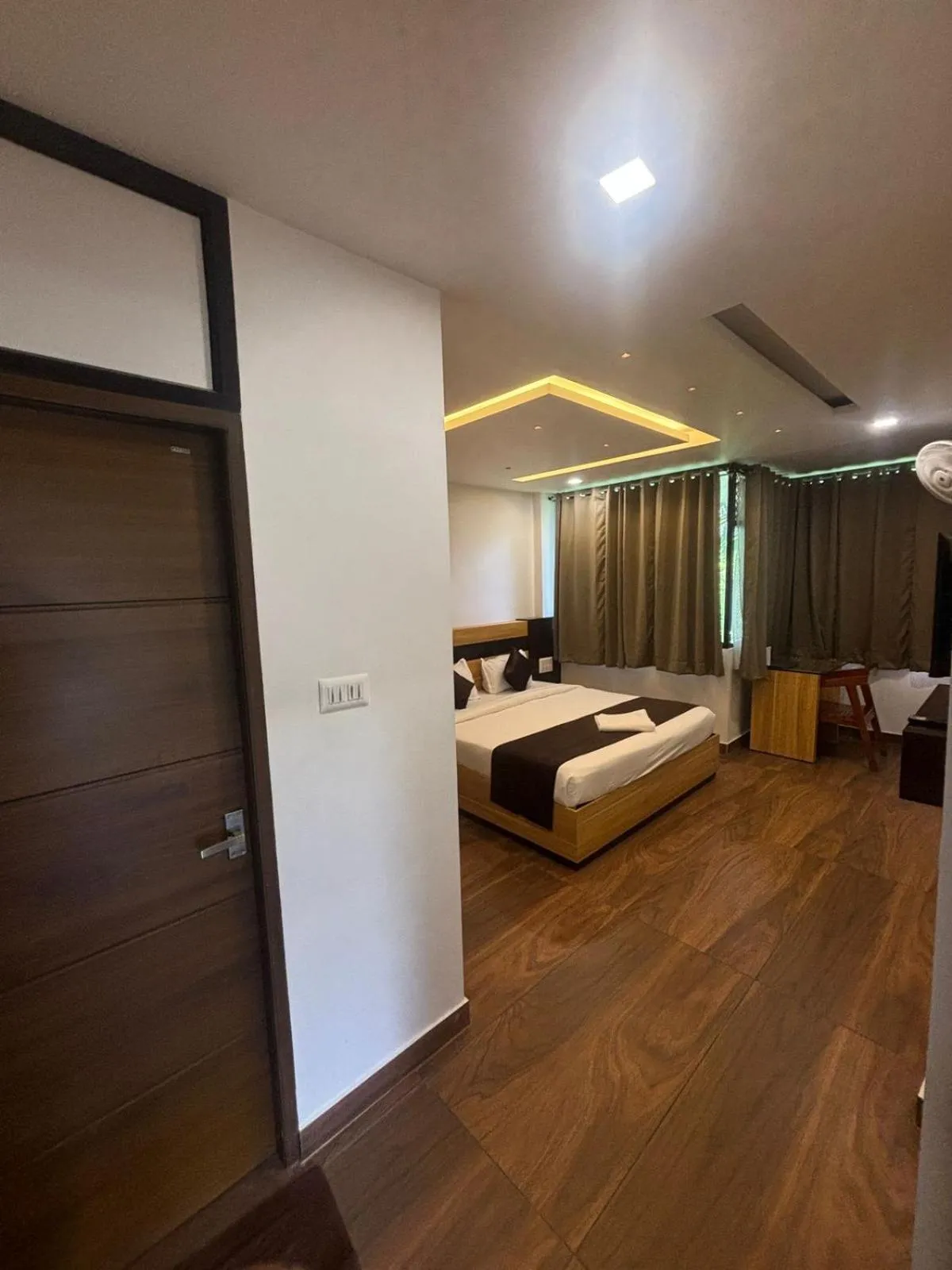 Photo of the whole room, Bed in Lush Hills by Benchmark