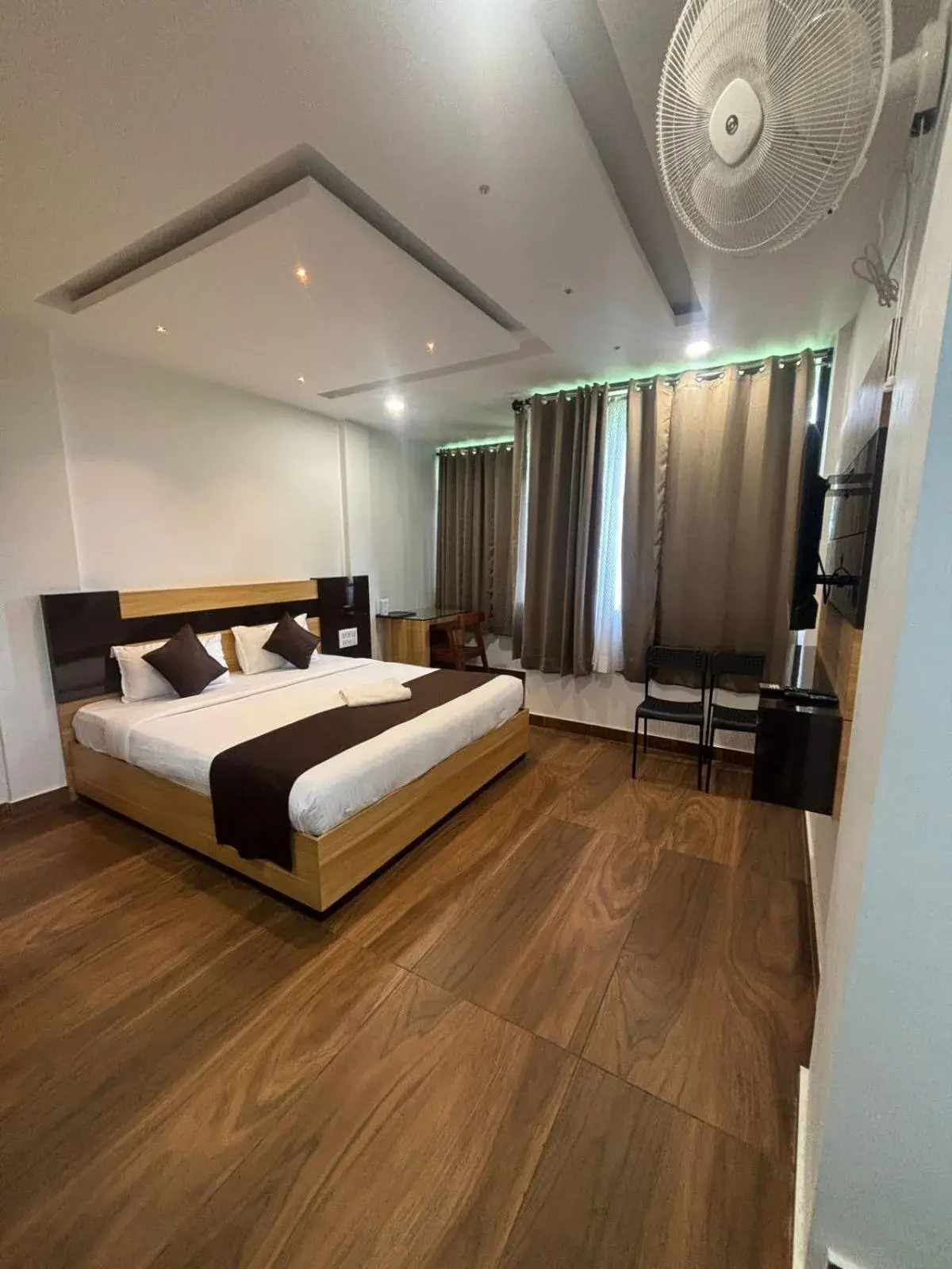 Bed in Lush Hills by Benchmark Bed in Lush Hills by Benchmark