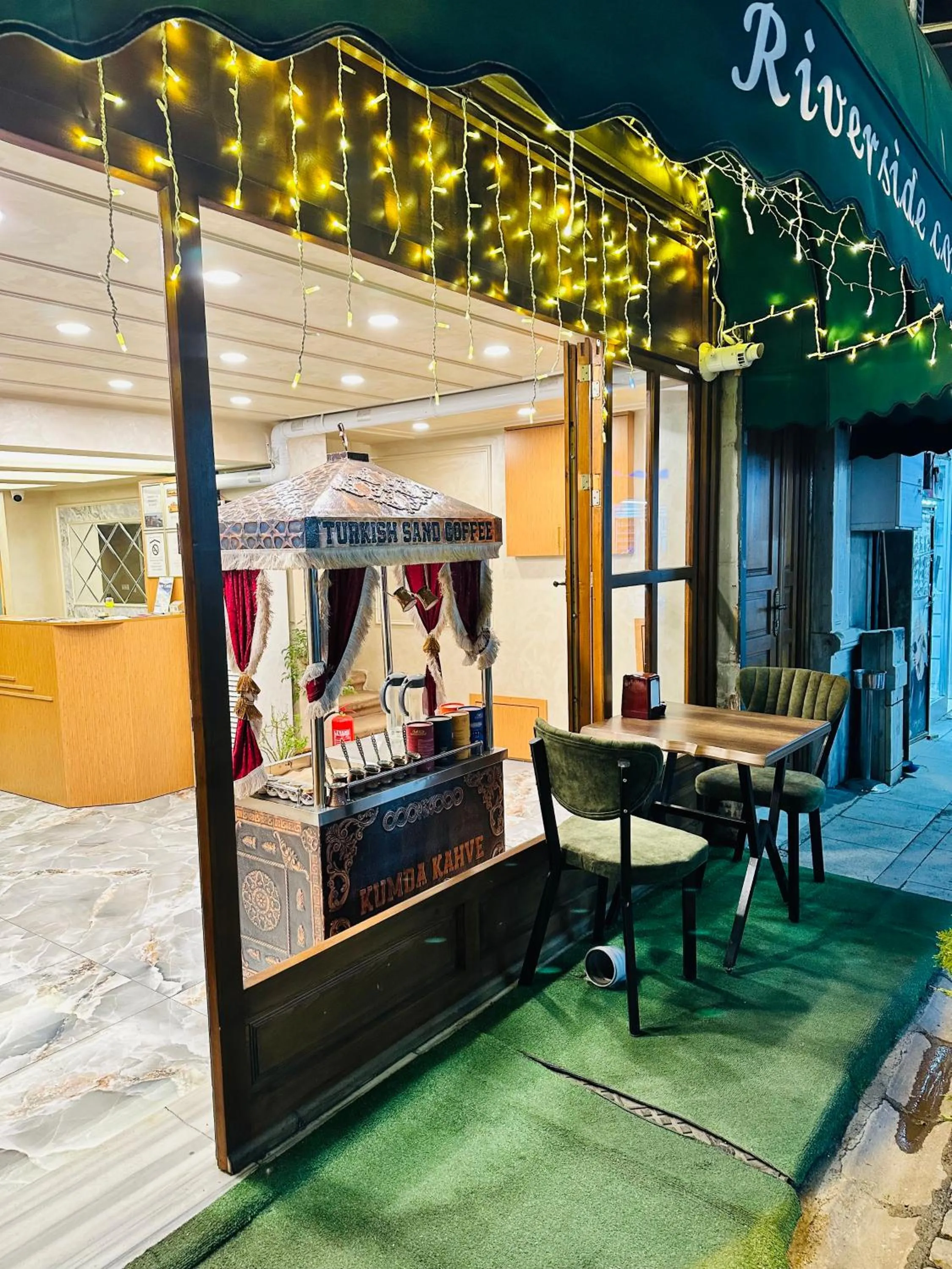 Restaurant/places to eat in Riverside Hotel