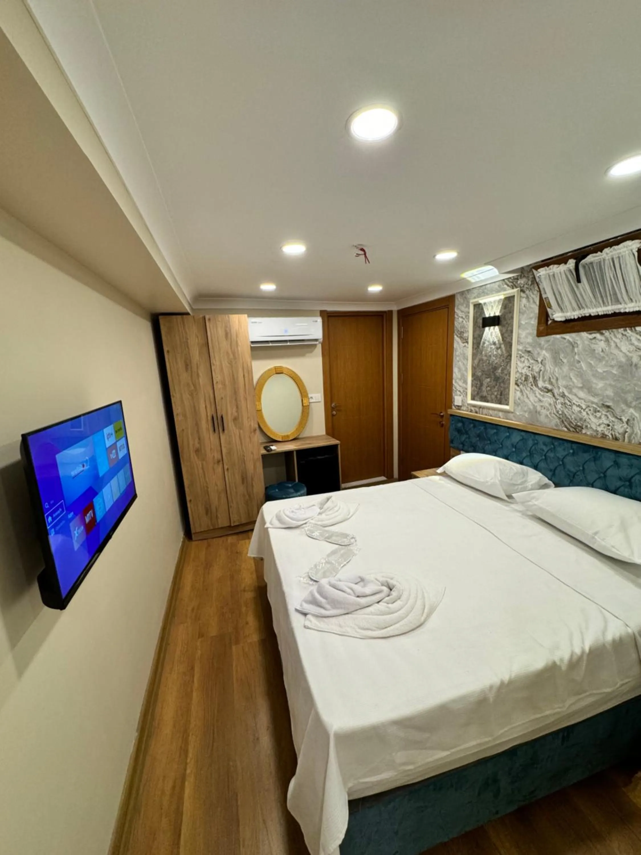 TV and multimedia, Bed in Riverside Hotel