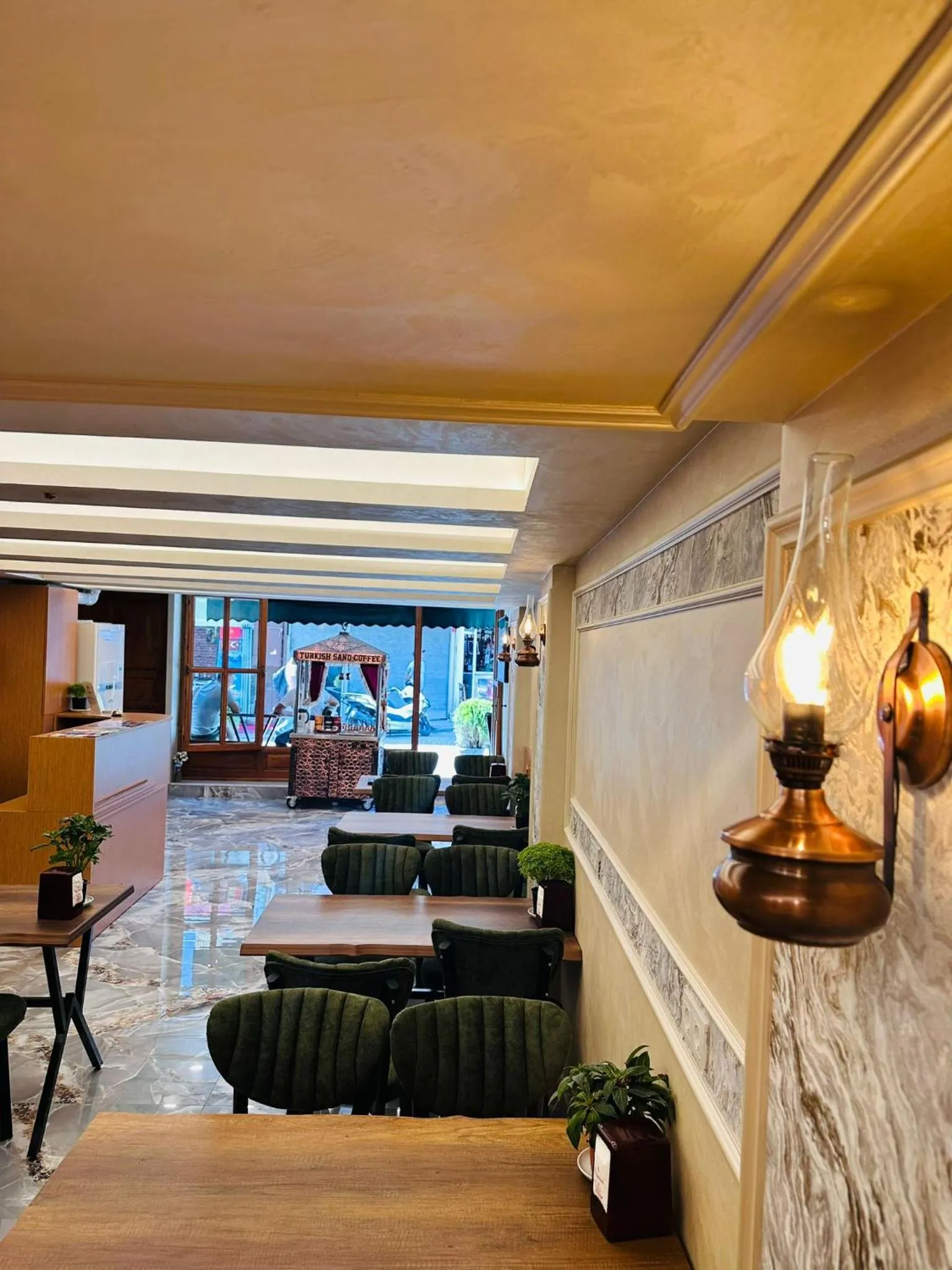 Restaurant/places to eat in Riverside Hotel