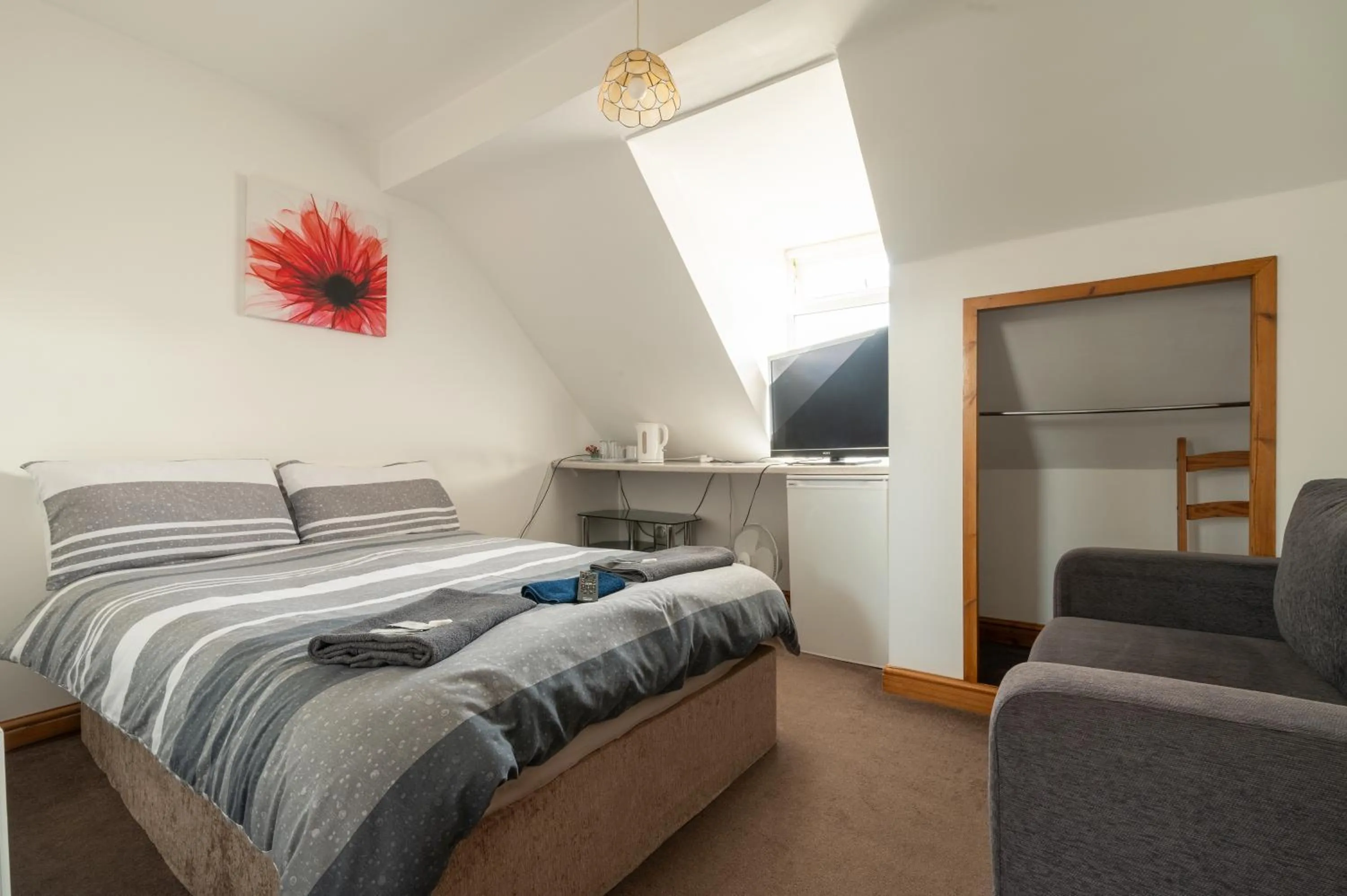 Bedroom, Bed in Moonside Rooms