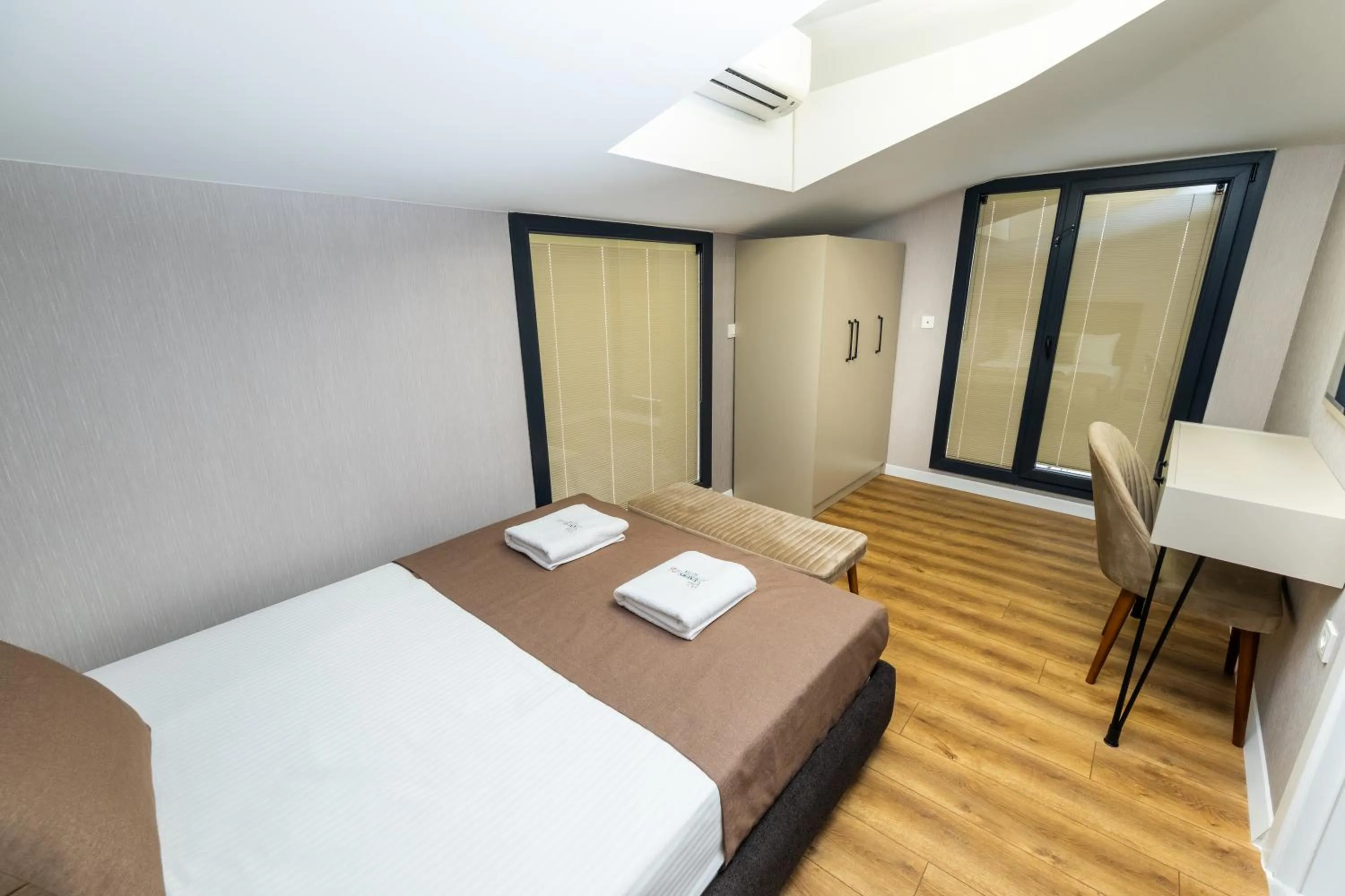 Bedroom, Bed in Luxury Life Suites