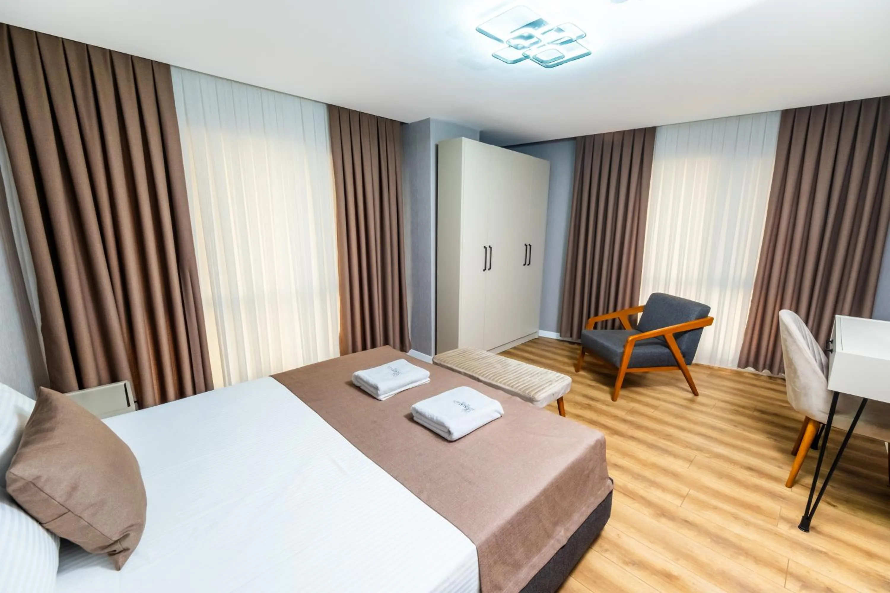 Bedroom, Bed in Luxury Life Suites