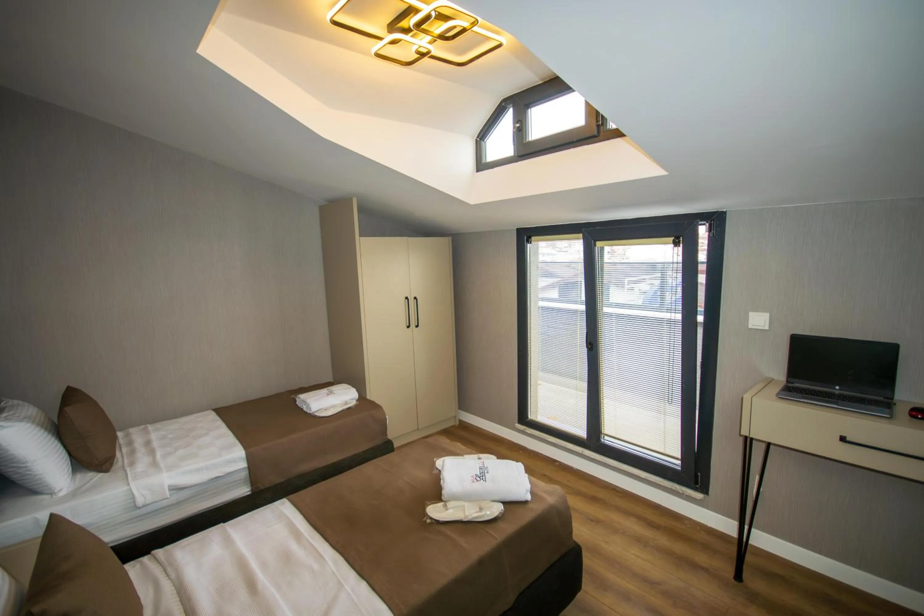 Bedroom, Bed in Luxury Life Suites