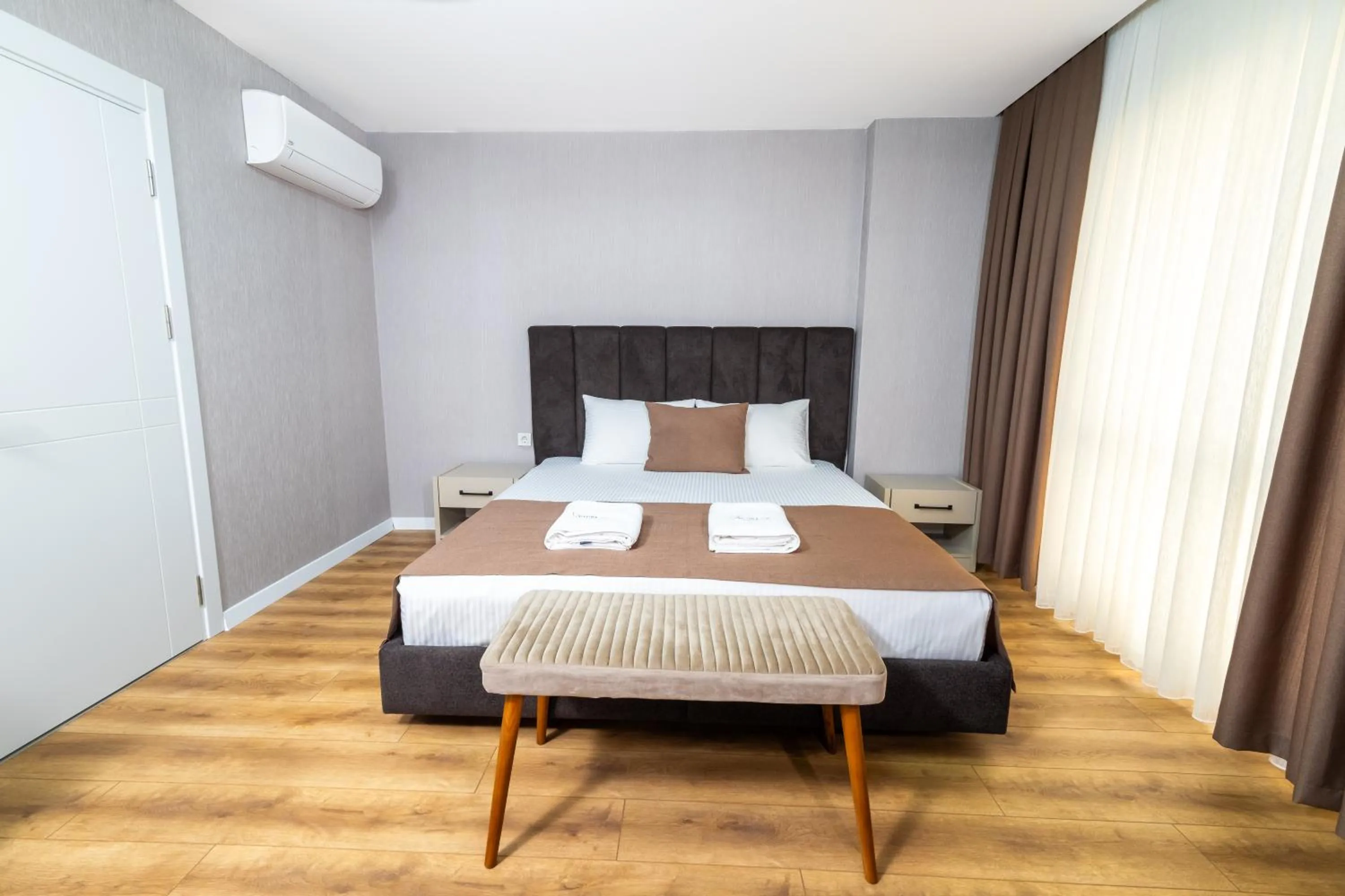 Bedroom, Bed in Luxury Life Suites