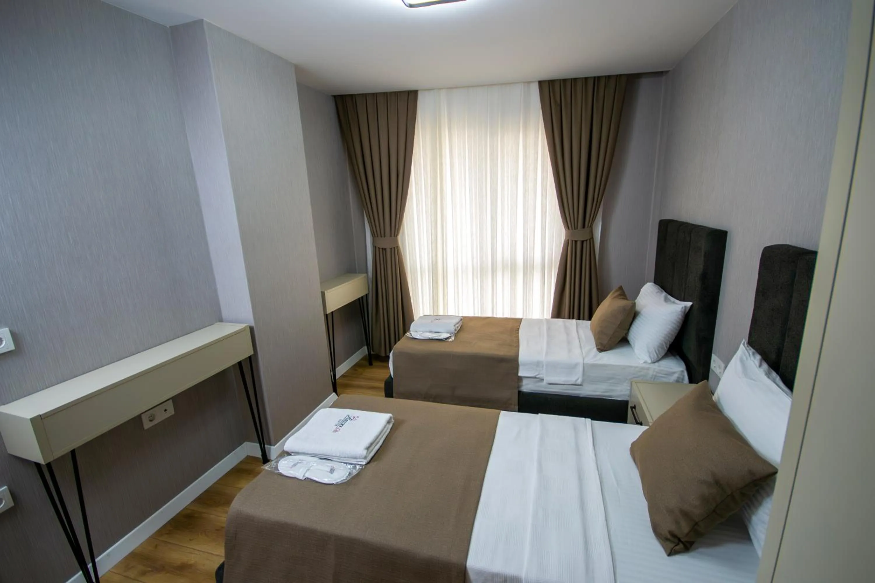 Bedroom, Bed in Luxury Life Suites