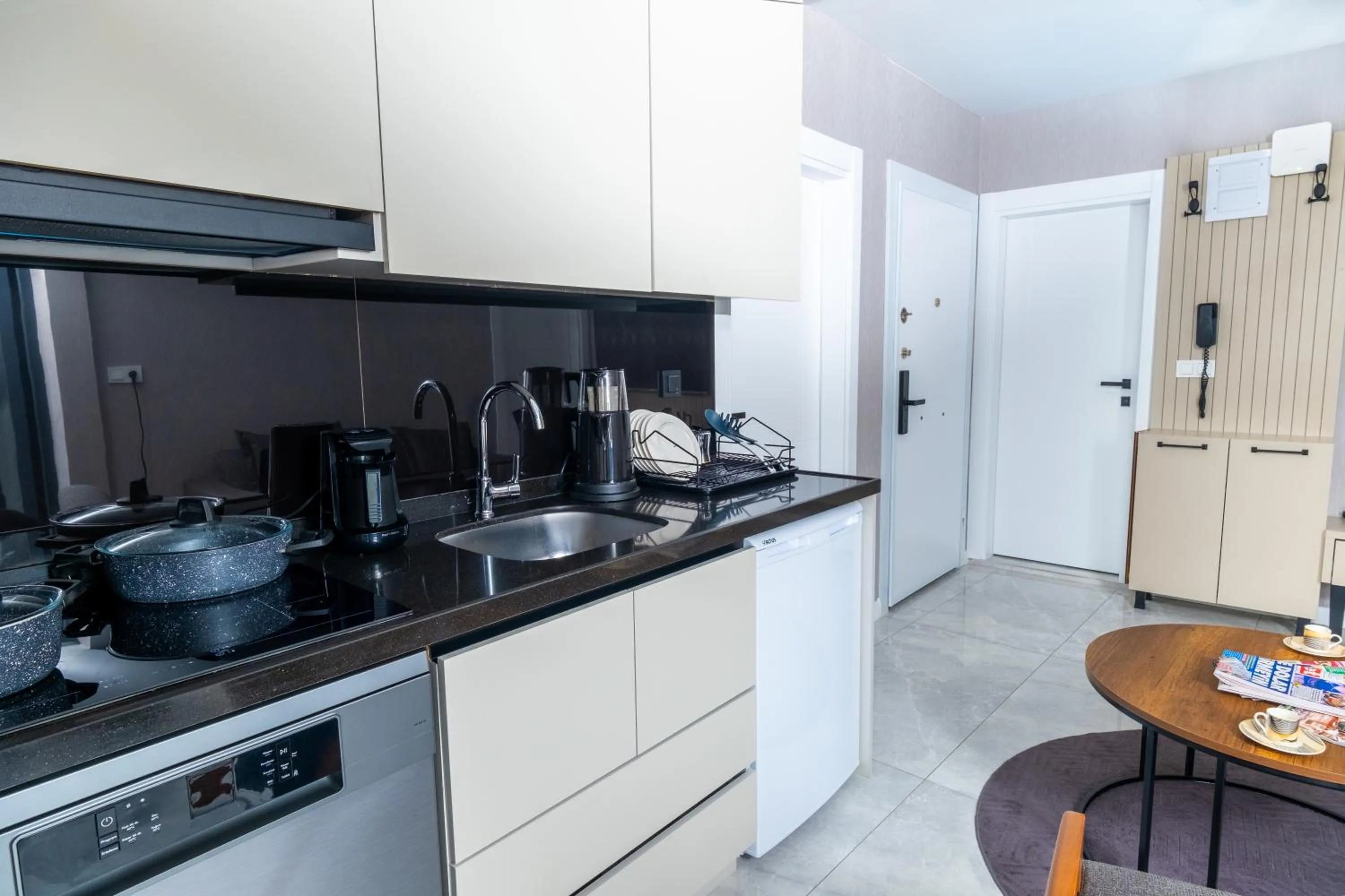 Kitchen or kitchenette in Luxury Life Suites