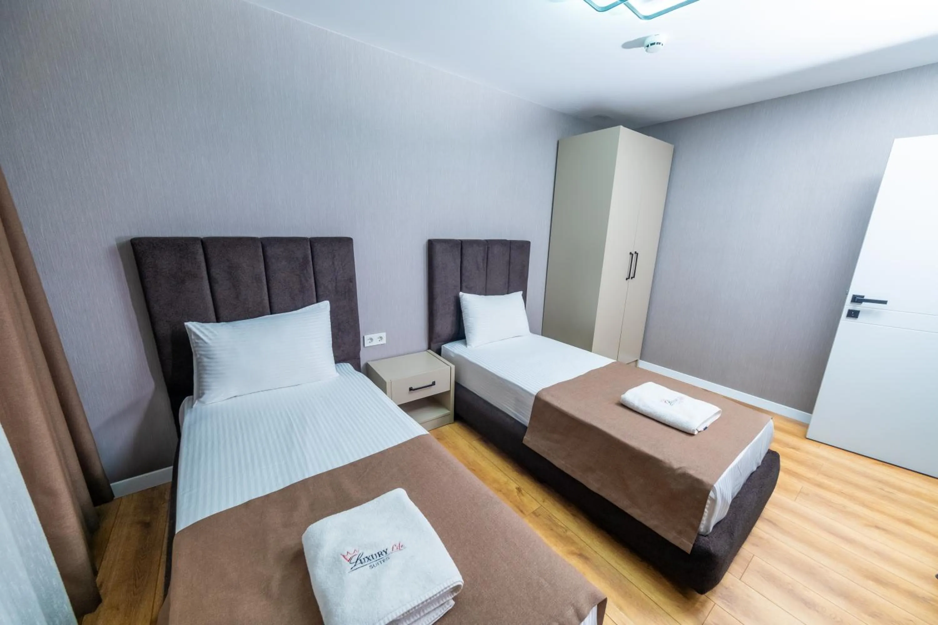 Bedroom, Bed in Luxury Life Suites