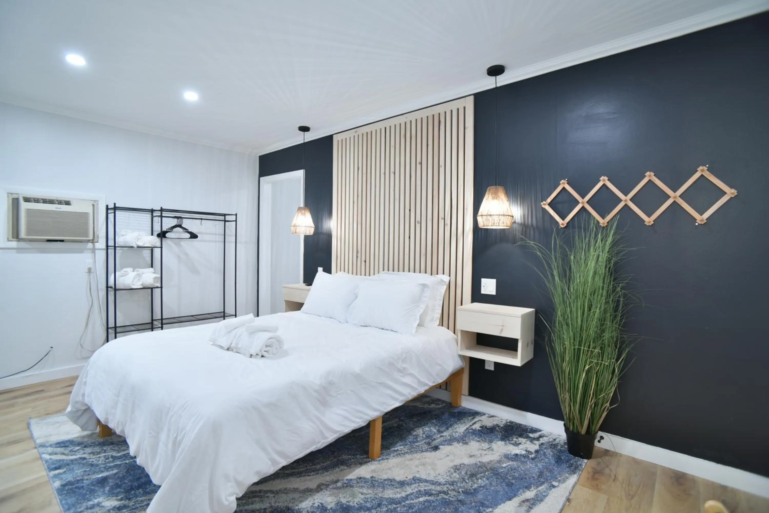Photo of the whole room, Bed in Showboat Hotel