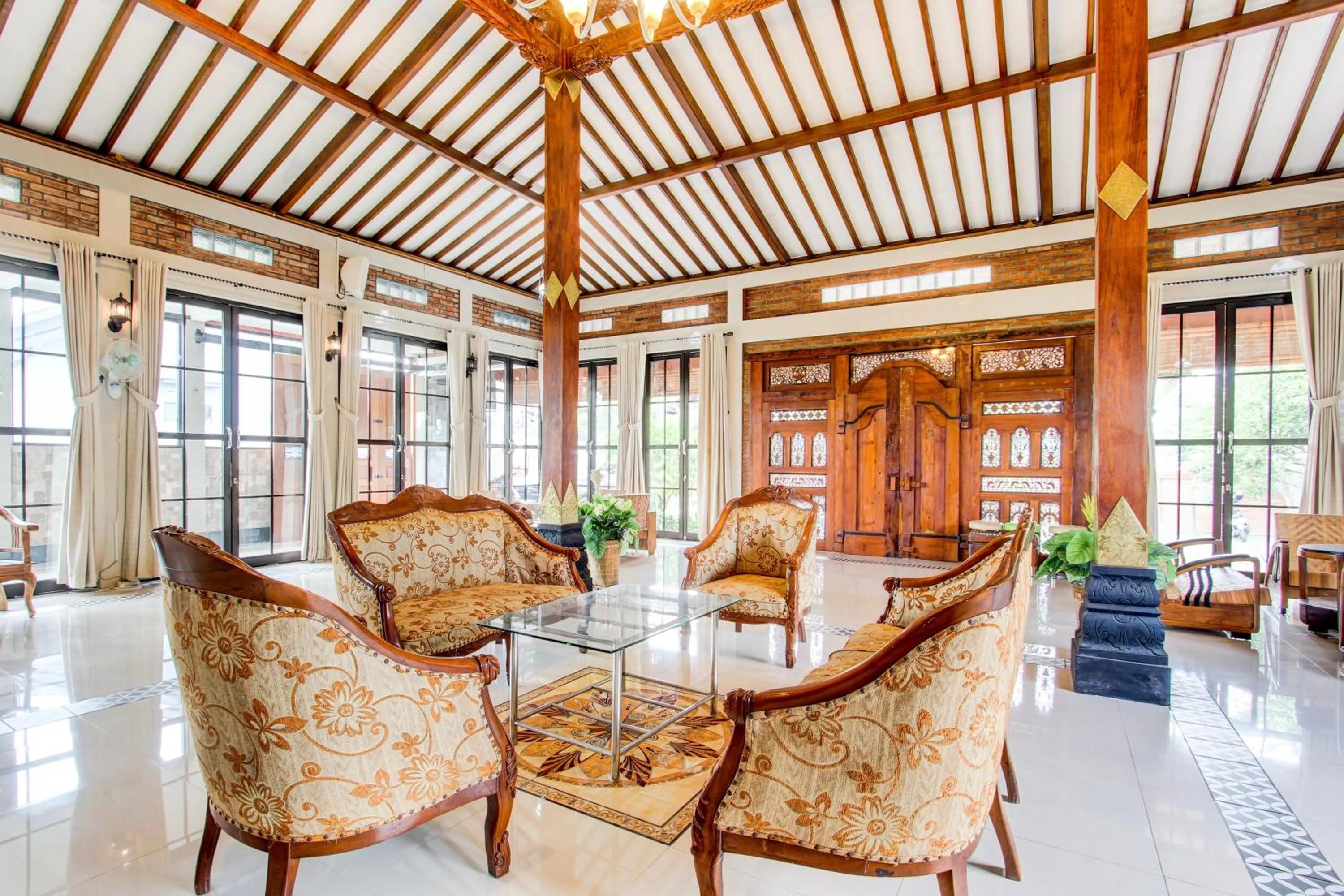 Lobby or reception in Capital O 93994 Dalem Kamulyan Syariah Guest House