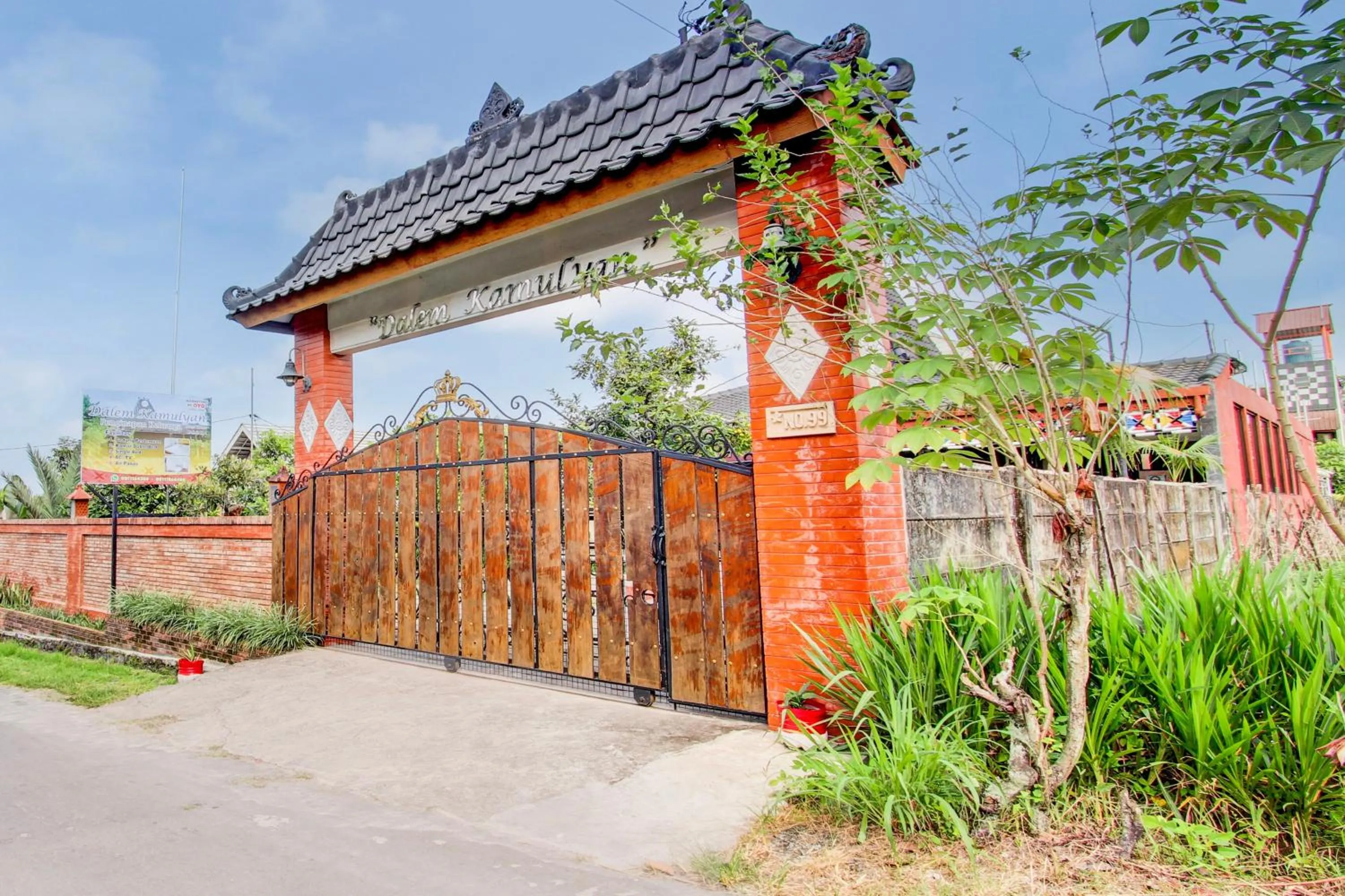 Facade/entrance in Capital O 93994 Dalem Kamulyan Syariah Guest House