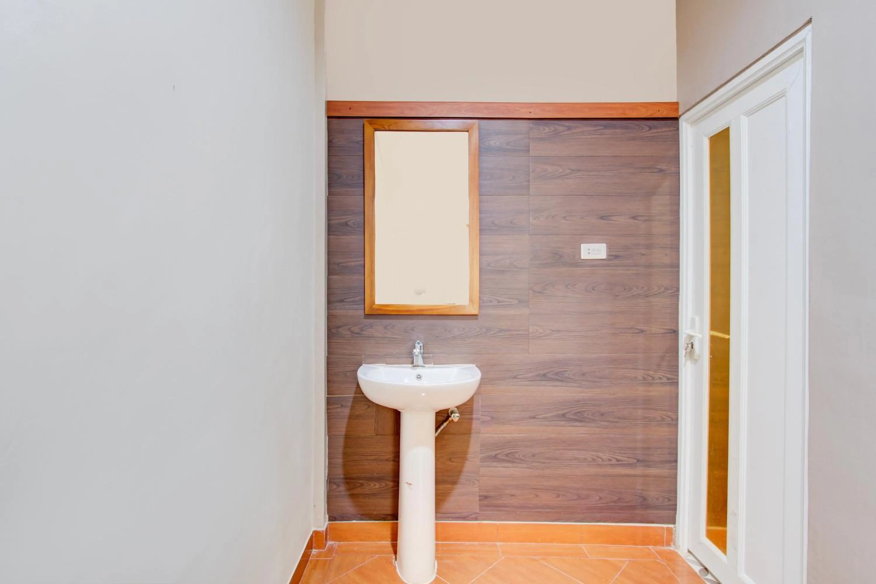 Bathroom in Capital O 93994 Dalem Kamulyan Syariah Guest House