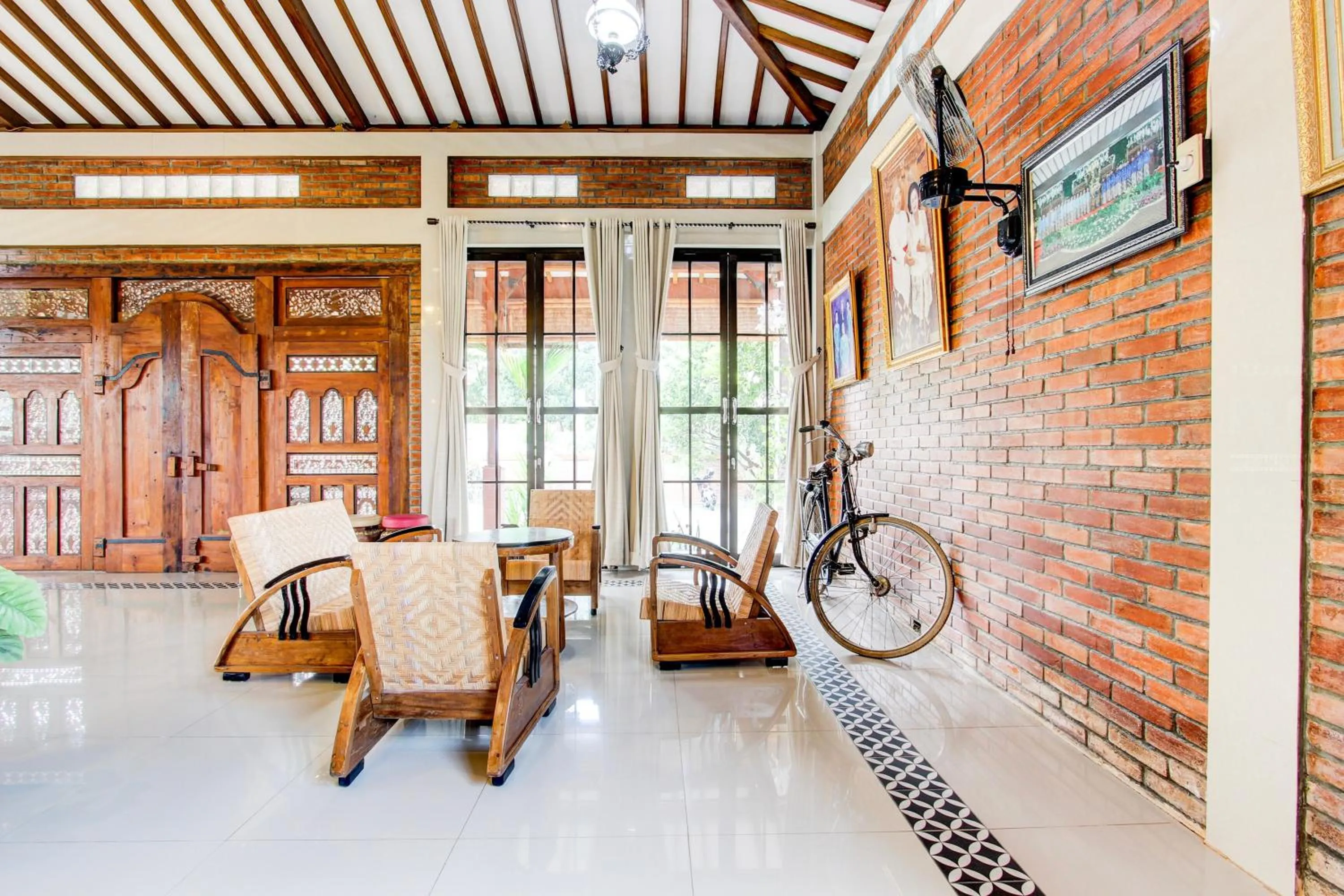 Lobby or reception in Capital O 93994 Dalem Kamulyan Syariah Guest House