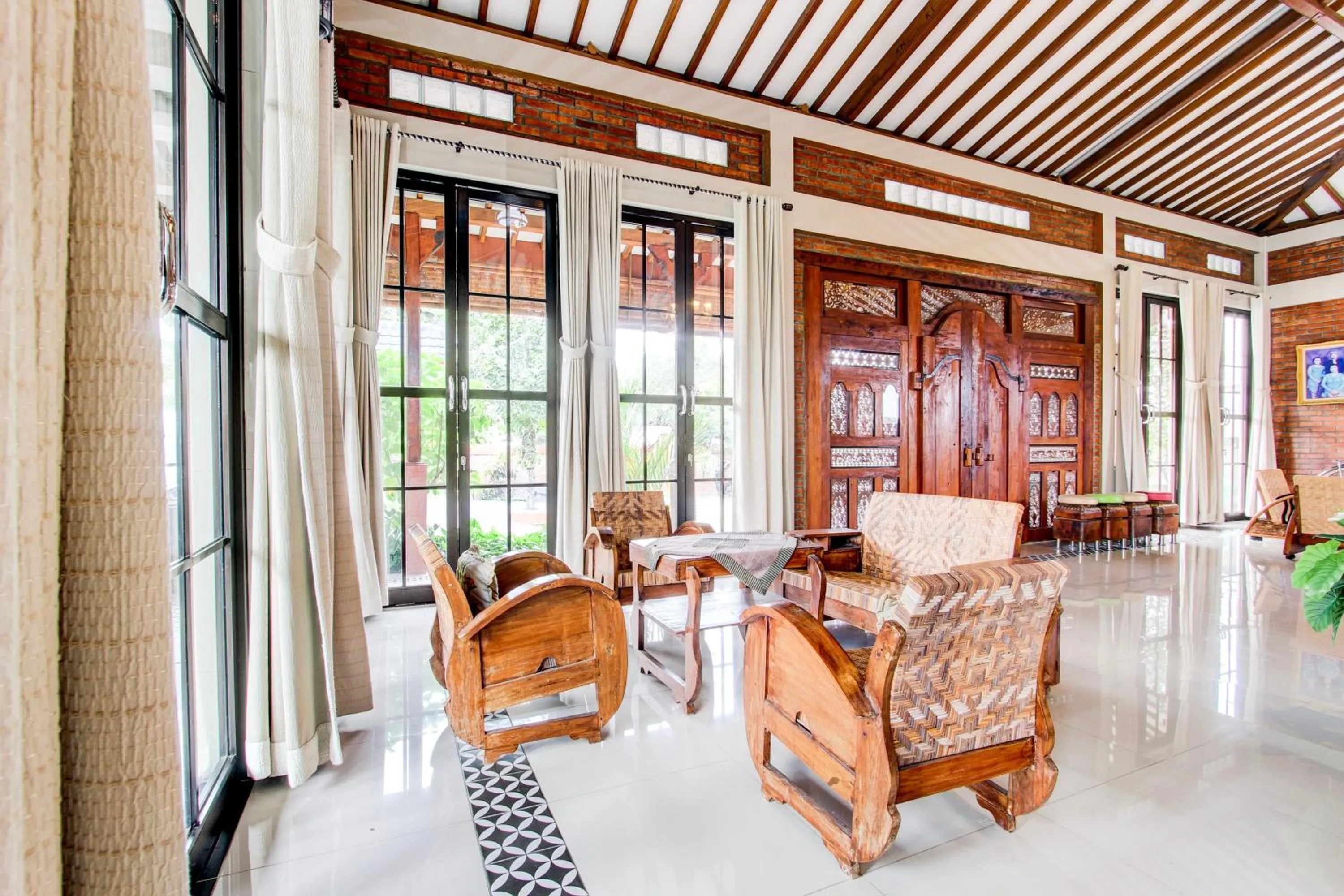 Lobby or reception in Capital O 93994 Dalem Kamulyan Syariah Guest House