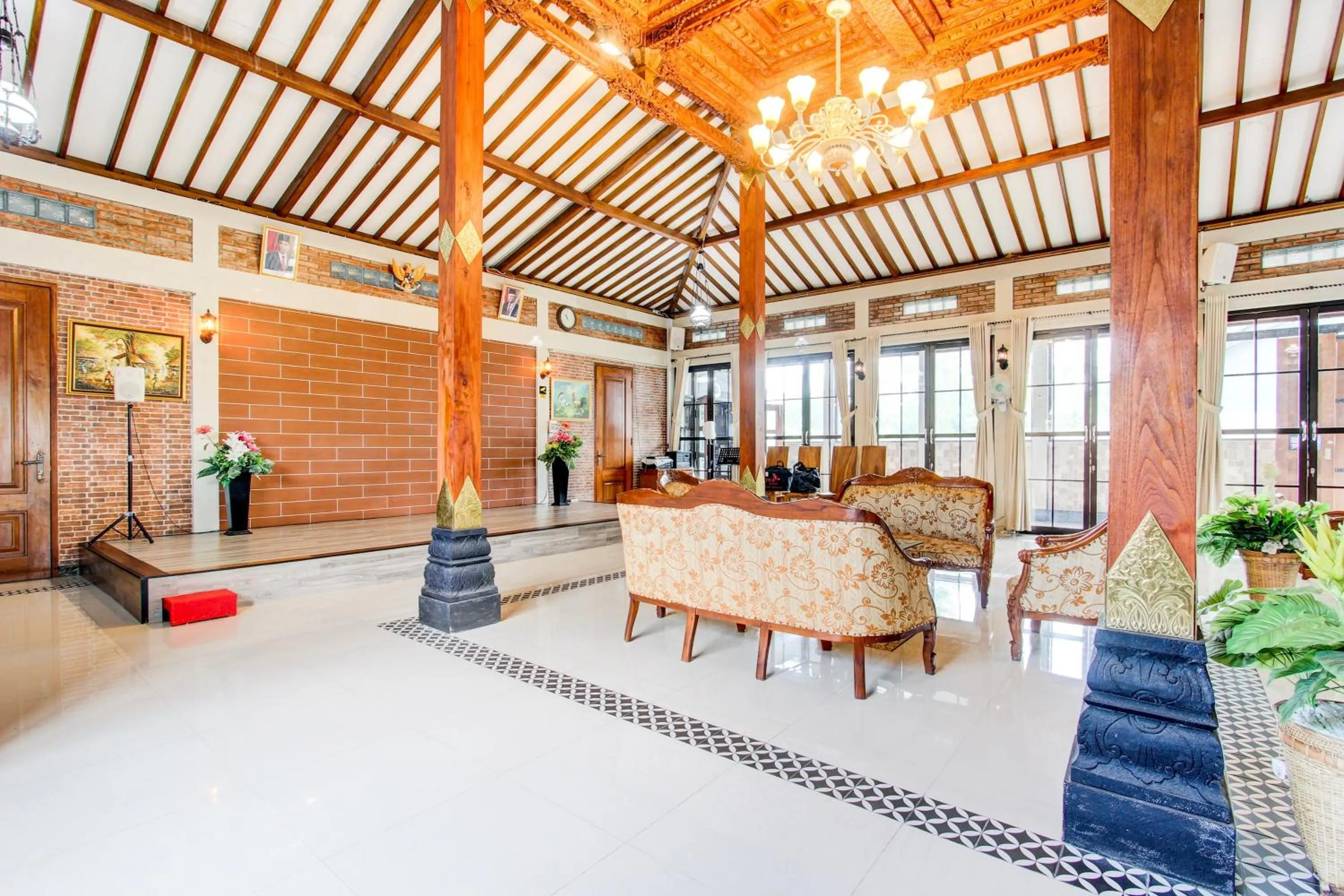 Lobby or reception in Capital O 93994 Dalem Kamulyan Syariah Guest House