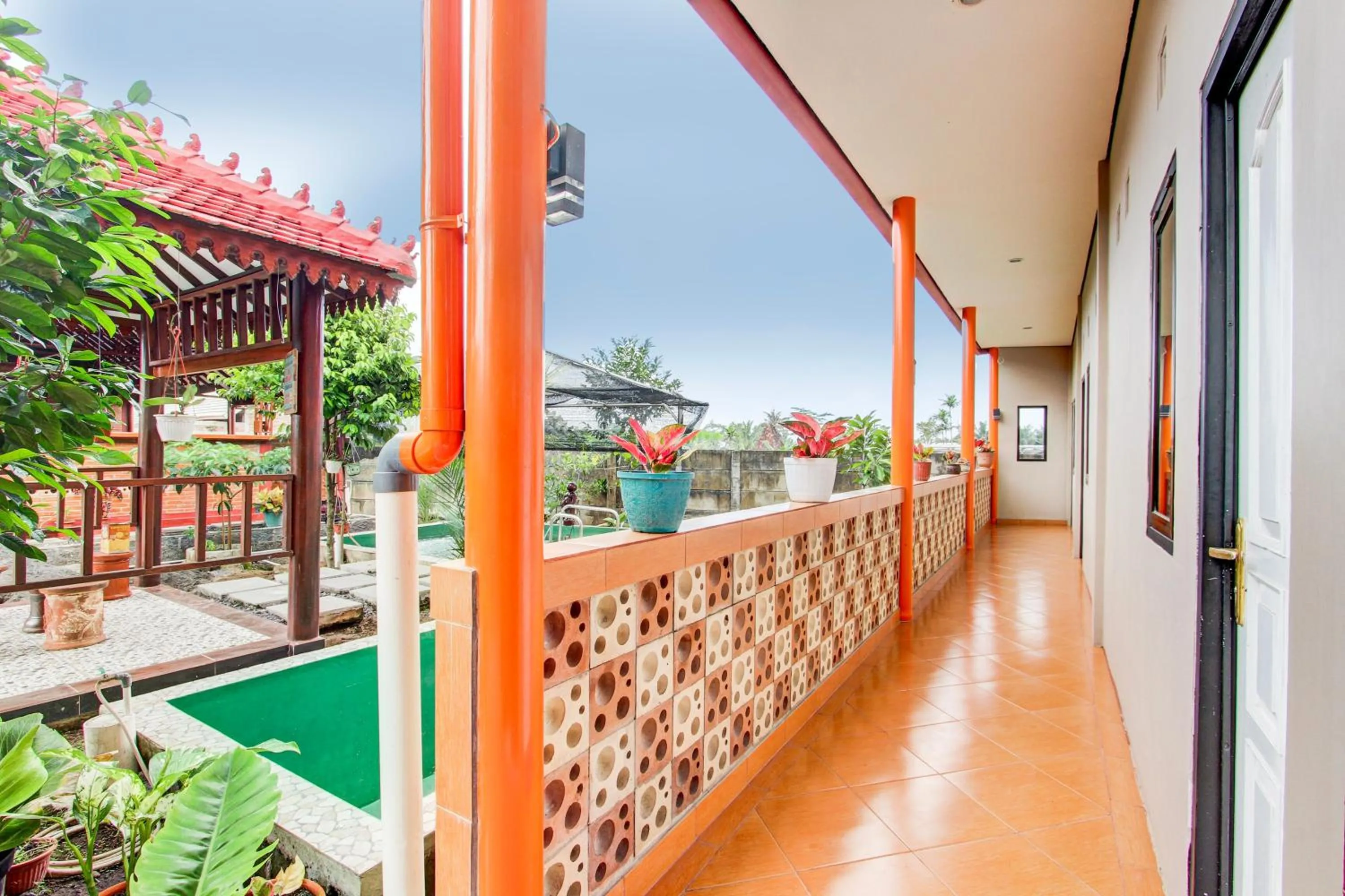 Lobby or reception in Capital O 93994 Dalem Kamulyan Syariah Guest House